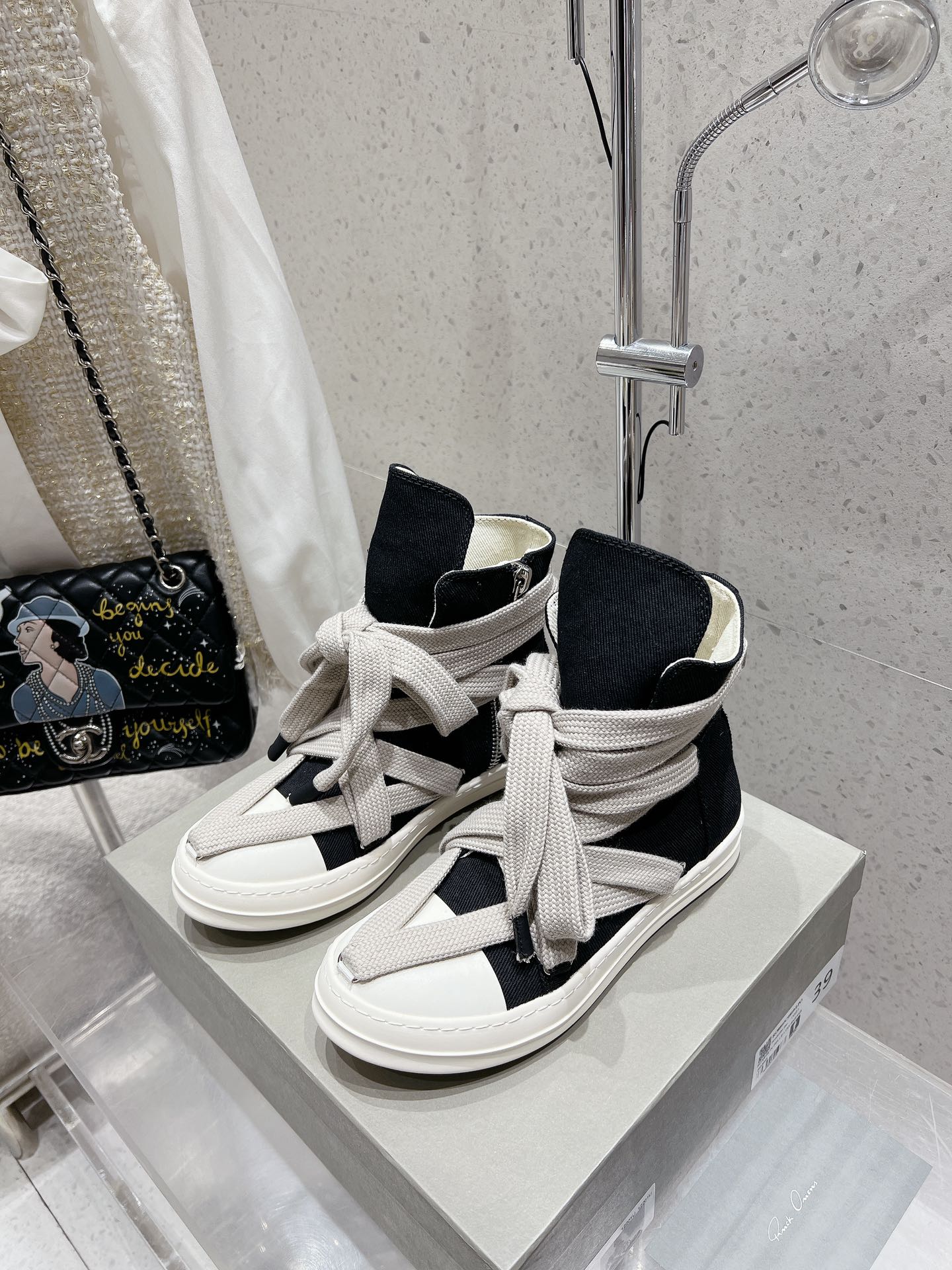 NO:441810,Couple fabric Rick Owens New Couple motorcycle boots strapped boots Original purchase and development Making goods Master the tacit understanding of fashion, use full-grain calfskin, exuding the high-end light of quality and unique design. Every inch of calfskin is synonymous with luxury, soft touch and aristocratic atmosphere. This is not only a material, but also a perfect pursuit of fashion taste. Match your trendy outfits to instantly improve the overall quality. Upper imported suede/imported calfskin/original mold opening fabric imported silk sheepskin outsole outsole Size women 36-39 (40 customized) Men 38-44 (45 46 customized), casual shoes/sports shoes, boots, sneakers, cowhide, sheepskin, chamois leather19860909情侣款布面 Rick Owens欧文斯 新款情侣款机车靴绑带短靴 原版购入开发 做货 掌握时尚的默契,采用全粒面小牛皮,散发出品质与独特设计的高级光芒. 每一寸的小牛皮,都是奢华的代名词,触感柔软,充满贵族气息.这不仅仅是一款材质,更是对时尚品位的完美追求. 搭配你的潮流穿搭,瞬间让整体品质提升. 鞋面进口麂皮/进口小牛皮/原版开模布料 内里进口丝绸羊皮 大底原版开模橡胶大底 Size女36-39（40定做） 男38-44（45 46订做）,休闲鞋/运动鞋,boots,sneakers,cowhide,sheepskin,chamois leather,Women's Shoes