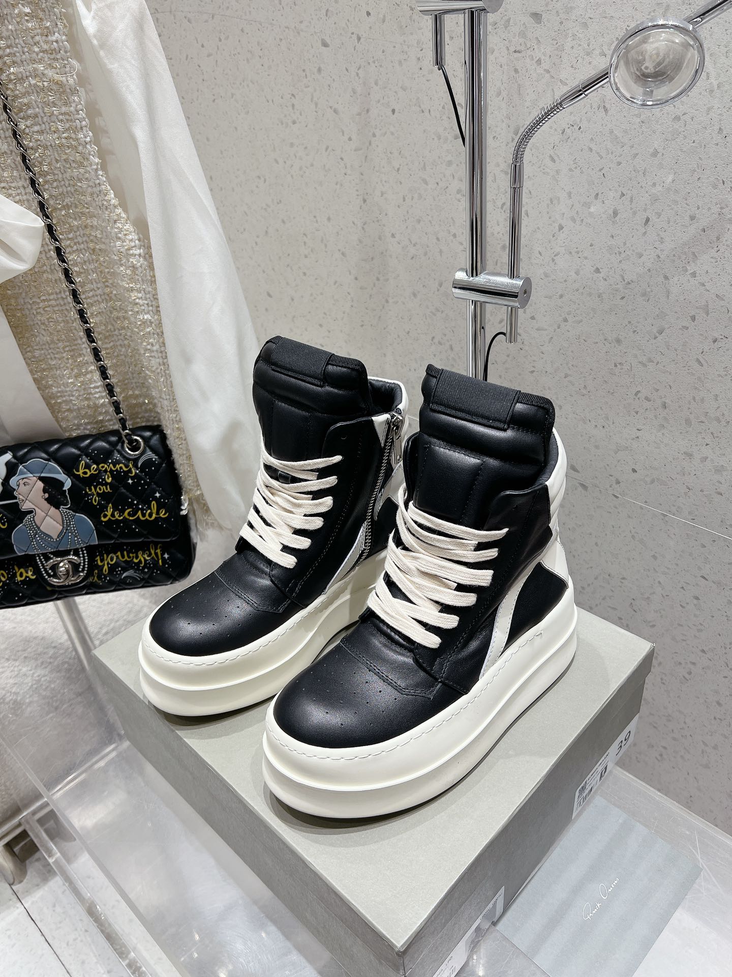 NO:441801,Couple model leather thick sole Rick Owens New Couple motorcycle boots strapped boots Original purchase and development Making goods Master the tacit understanding of fashion, use full-grain calfskin, exuding the high-end light of quality and unique design. Every inch of calfskin is synonymous with luxury, soft touch and aristocratic atmosphere. This is not only a material, but also a perfect pursuit of fashion taste. Match your trendy outfits to instantly improve the overall quality. Upper imported suede/imported calfskin/original mold opening fabric imported silk sheepskin outsole outsole Size women 36-39 (40 customized) Men 38-44 (45 46 customized), casual shoes/sports shoes, boots, sneakers, cowhide, sheepskin, chamois  leather19860909情侣款 皮面厚底款 Rick Owens欧文斯 新款情侣款机车靴绑带短靴 原版购入开发 做货 掌握时尚的默契,采用全粒面小牛皮,散发出品质与独特设计的高级光芒. 每一寸的小牛皮,都是奢华的代名词,触感柔软,充满贵族气息.这不仅仅是一款材质,更是对时尚品位的完美追求. 搭配你的潮流穿搭,瞬间让整体品质提升. 鞋面进口麂皮/进口小牛皮/原版开模布料 内里进口丝绸羊皮 大底原版开模橡胶大底 Size女36-39（40定做） 男38-44（45 46订做）,休闲鞋/运动鞋,boots,sneakers,cowhide,sheepskin,chamois leather,Women's Shoes