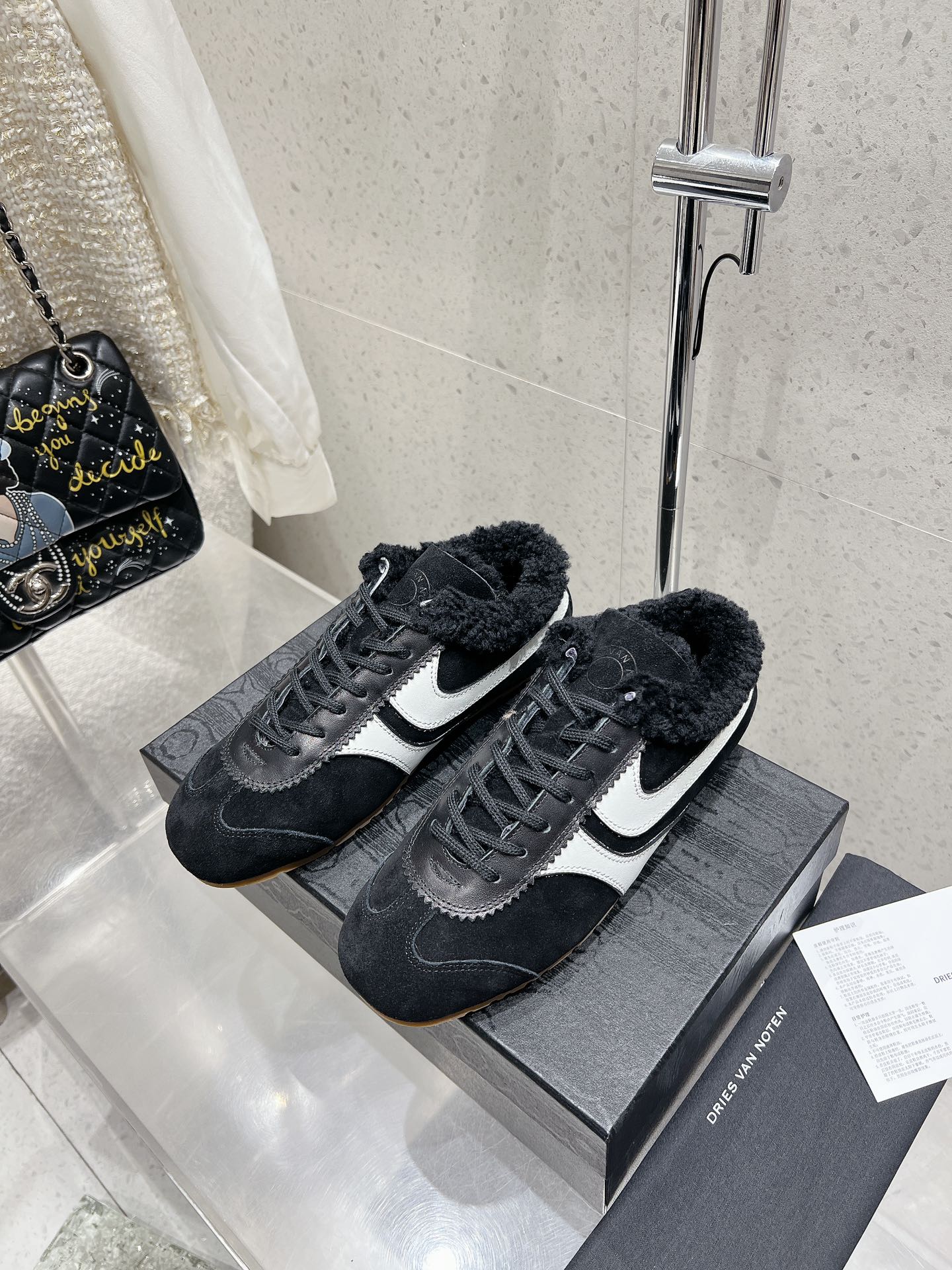 NO:460793,Top version of Wool Dries Van Noten·DVN Retro Merit Training Shoes Dries Van Noten 2025 Spring and Summer Series Designers create practical and design-friendly sneakers by transforming, twisting and subverting classic elements. The new season of suede sneakers, the shoe shape is based on marathon sneakers as the design prototype, matched with green, red, orange and other highly vibrant colors. DVN representative colors are currently very popular overseas purchasing agents. The upper is made of suede soft cowhide and other materials. The inner wool is women's size 35-40 (customized for 40), casual shoes/sneakers, cowhide, chamois leather19860909顶级版 羊毛里 Dries Van Noten·DVN 复古德训鞋 Dries Van Noten 2025 春夏系列 设计师通过改造、扭曲和颠覆经典元素,打造出实用而富有设计感实穿的运动鞋履. 新一季的麂皮运动鞋,鞋型以马拉松运动鞋为设计原型,搭配极具生命力色彩的绿色、红色、橙色等 DVN代表性的色彩,目前海外代购极为火爆 鞋面由麂皮柔软牛皮等材质拼接而成 内里羊毛 女码35-40（40定做）,休闲鞋/运动鞋,sneakers,cowhide,chamois leather,Women's Shoes