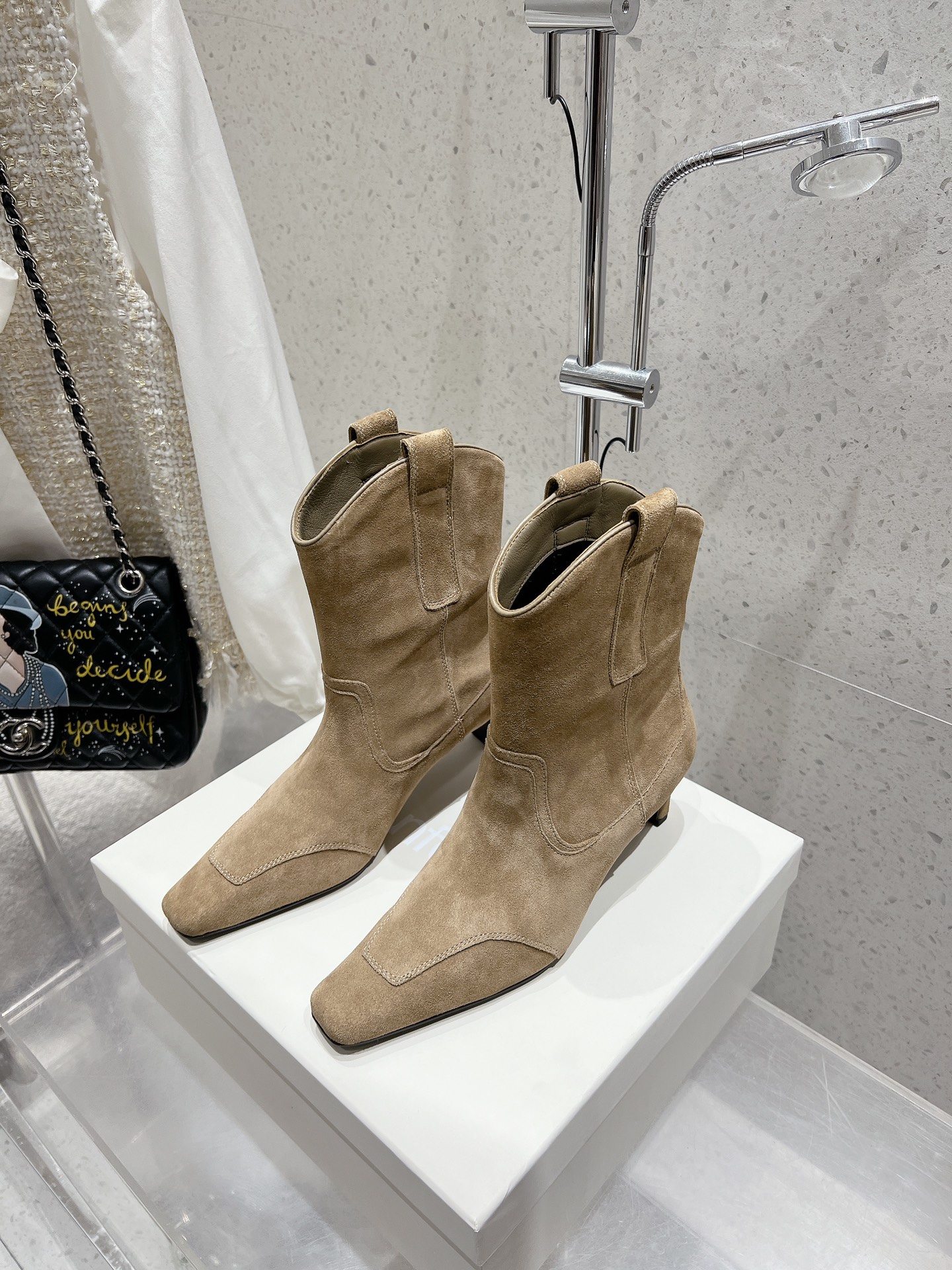 NO:460710,Purchase version unfolio 2025 new retro short boots western denim boots have the tone of western denim boots, but not so exaggerated. Integrate western boot elements, grasp the practicality and personality and fashionableness just right, commuting and daily outfits can be easily held. Original custom calfskin/high mercerized beef reverse fleece fabric sheepskin inner lining, rubber sole, heel height 5cm size35-39 (40# custom made no return or exchange), boots, boots, cowhide, sheepskin19860909代购版 unfolio 2025 秋冬新款复古短靴西部牛仔靴 有西部牛仔靴的调性,但又不那么夸张那驾驭 融入西部靴元素,把实穿主义与个性时髦拿捏得恰到好处通勤和日常穿搭都能轻松hold住 原版定制小牛皮/高丝光牛反绒面料 羊皮内里,橡胶大底,跟高5cm size35-39（40#订做不退换）,靴子,boots,cowhide,sheepskin,Women's Shoes