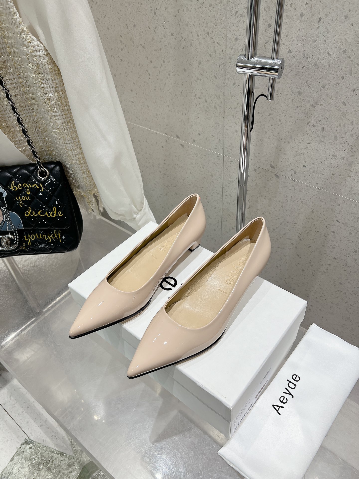 NO:441819,aeyde simple and fashionable single shoes super comfortable!  Very comfortable!  Important things need to be repeated. The light rice-apricot color looks white and versatile. The sheepskin material is soft and has a high comfort. The gentle lady's Mary Zhen single shoes are so elegant!  French square-toe single shoes with thin strap design, beautiful!  Upper patent leather/Yangjing Neli sheepskin Heel height about 3cm Outsole Imported leather sole Size 35-40 (40 custom made without return or exchange), High heels single shoes, aeyde, mary jane, high heels, sheepskin, sheep19860909aeyde 简约时尚单鞋 超级舒服！非常舒服！重要的事情要重复.淡淡的米杏色,显白又百搭 羊皮材质柔软、舒适度很高 温柔小姐姐的玛丽珍单鞋,好气质啊！法式方头单鞋,细带设计,好看！ 鞋面漆皮/羊京 内里羊皮 跟高约3cm 大底意大利进口真皮底 码数35-40（40定制不退换）,高跟鞋单鞋,aeyde,mary jane,high heels,sheepskin,sheep,Women's Shoes