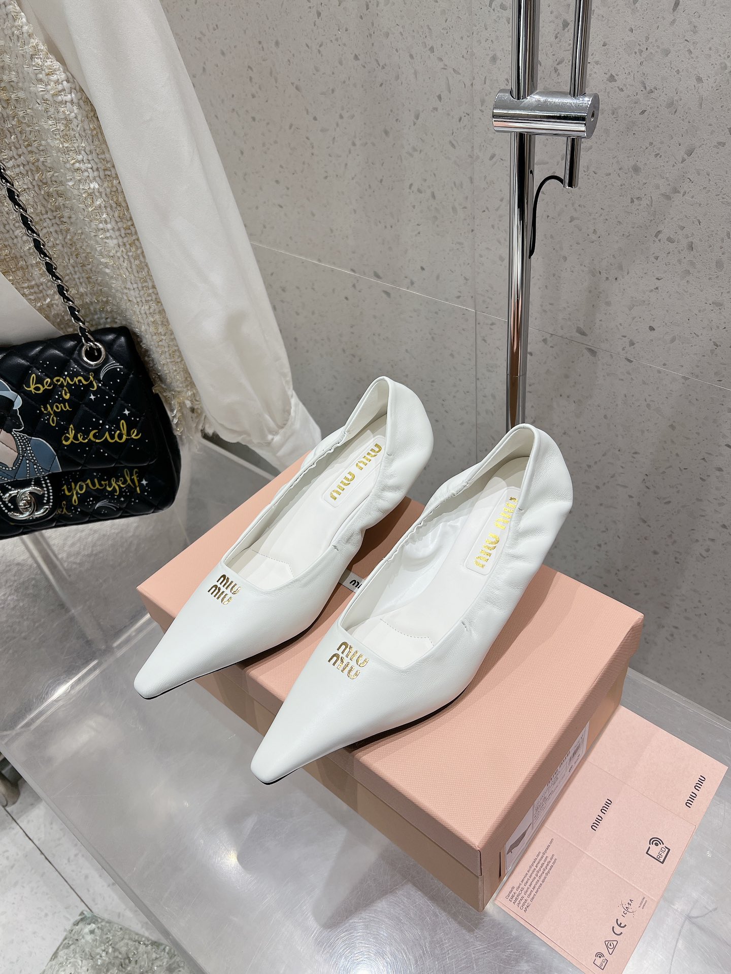 NO:441824,miu miu miu new spring and summer pointed high heels, the popular internet celebrity on the show is perfect for the footwear. Wearing this shoe, elegant and elegant, fashionable, the high heels have good stretched leg lines, so that the young ladies who love beauty can easily control it. It is definitely a must-have item in spring and summer. Original imported cowhide suede, inner foot pad sheepskin, heel height 5.5cm/9cm, outsole original Italian leather outsole size35-39 (40 custom made without return and exchange), high heels shoes, miumiu, high heels, cowhide, sheepskin, chamois leather, Leather soles19860909miu miu 缪缪 春夏新款 尖头高跟鞋 走秀网红爆款上脚非常完美 穿搭配 此鞋 优雅大方 时尚 高跟很好的拉伸腿部线条,让爱美的小姐姐们都能轻松驾驭,绝对是春夏必备单品 面料原版进口牛皮麂皮 内里垫脚羊皮 跟高5.5cm/9cm 大底原版意大利真皮大底 size35-39（40定做不退换）,高跟鞋单鞋,miumiu,high heels,cowhide,sheepskin,chamois leather,Leather soles,Women's Shoes