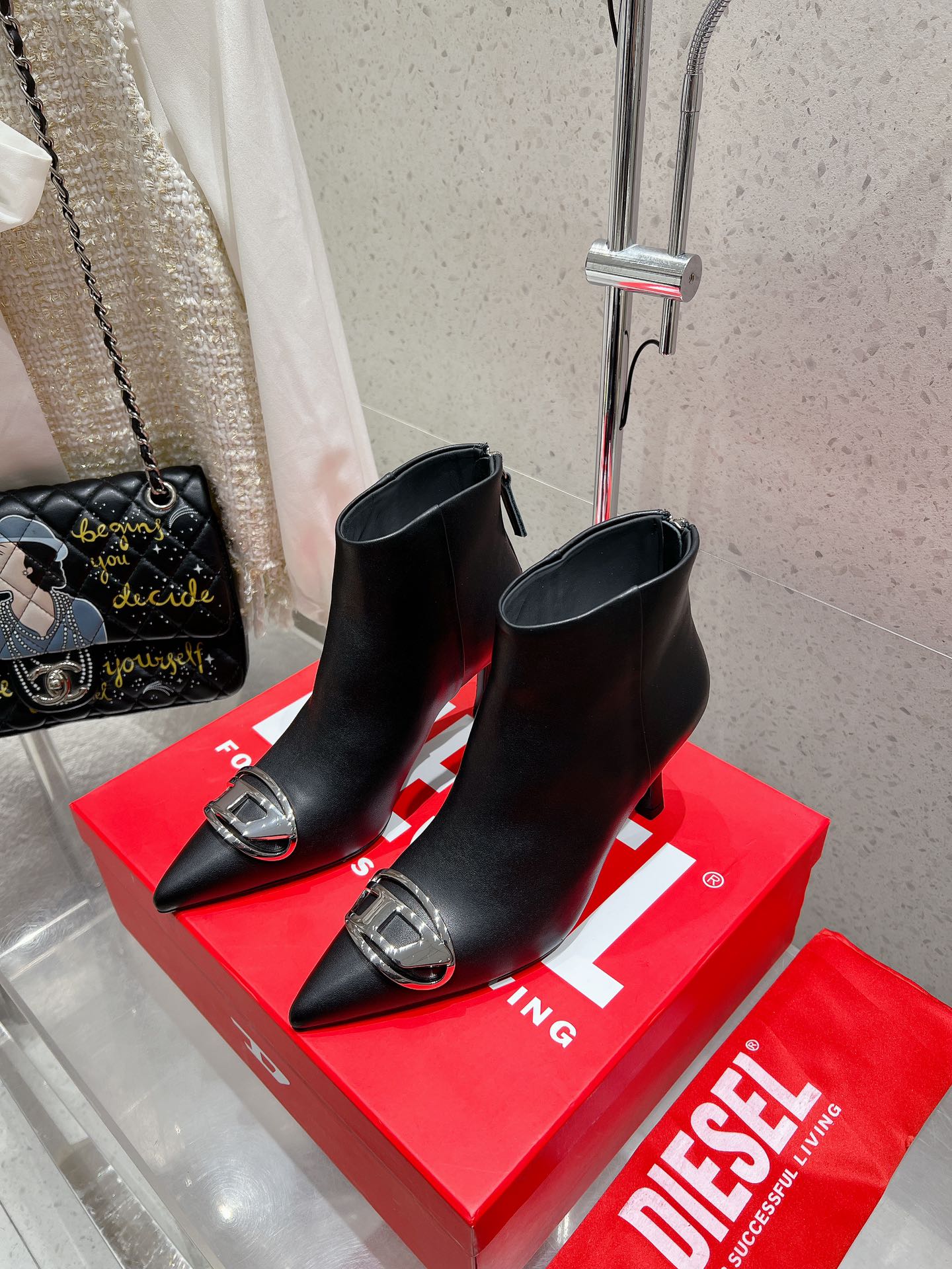 NO:441945,Diesel niche trendy brand pointed toe thin heel rear zipper boots!  It looks slim when you put your feet on, and it is a must-have for fashionable things. It is fashionable and shaped like a foot, and it is exquisitely stepped on the aesthetic. The high heel design makes your feet look longer!  Cowhide upper, inner sheepskin, sole imported from Italy, size 35-40 (40 custom made, no return or exchange), boots, boots, cowhide, sheepskin, Leather soles19860909Diesel 小众潮牌尖头细跟后拉链短靴！上脚超显瘦,时髦精必备 时髦又修饰脚型,精致的踩到审美上 高跟的设计十分显脚长！ 鞋面牛皮 内里羊皮 鞋底意大利进口真皮大底 码数35-40（40定做不退换）,靴子,boots,cowhide,sheepskin,Leather soles,Women's Shoes