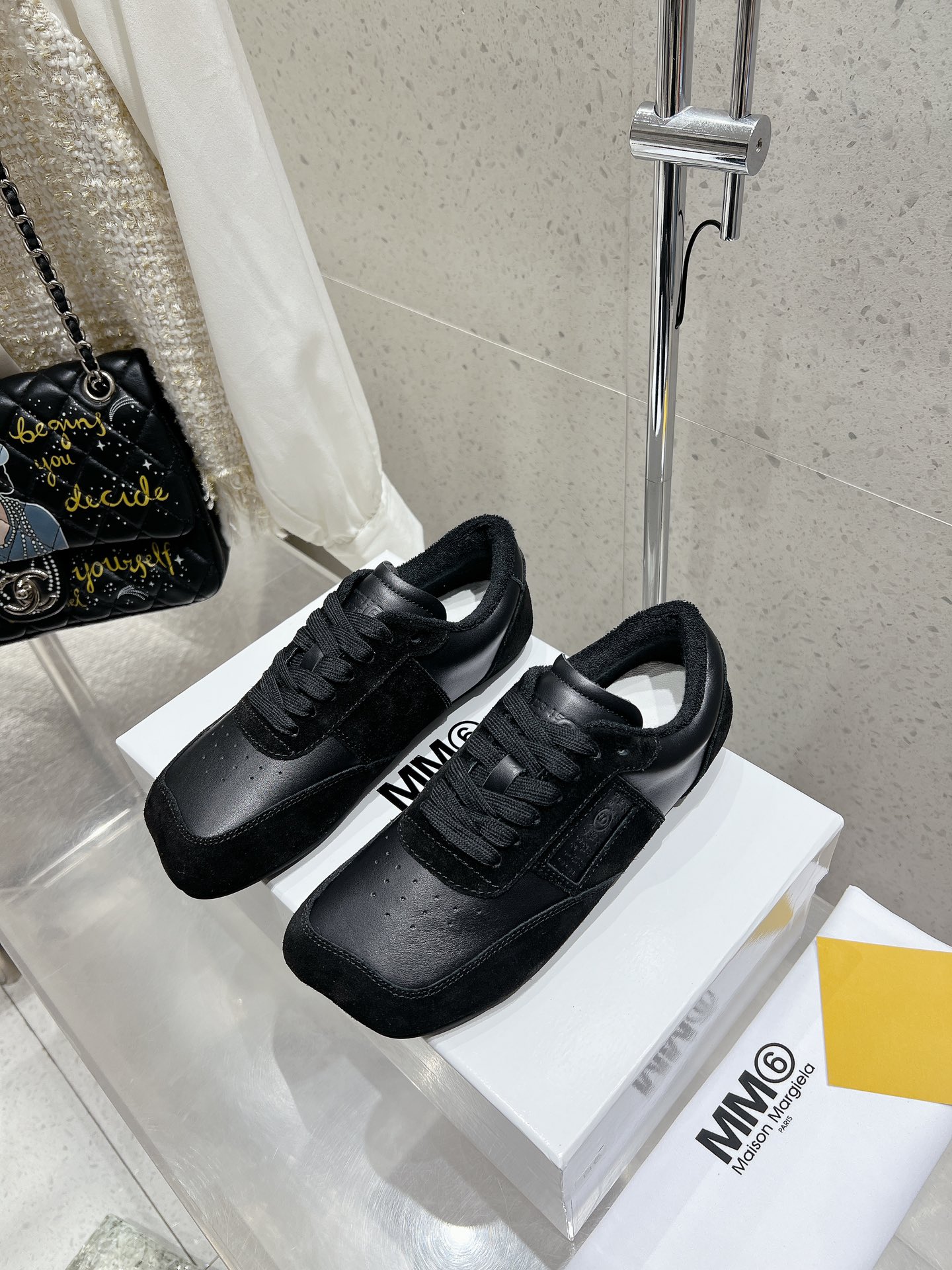 NO:442051,MM6 casual moral training shoes, same style for men and women, cute flat toe, this pair of shoes is comfortable, you won't be tired all day shopping on the street, shoes with a very explosive feel!! 360 degrees of ravage, completely undeformed, upper material: cowhide suede gray-white splicing design + yellow rubber sole, a touch of retro flavor than ordinary white shoes, imported lambskin inside, Size women's size 35-39 (40 custom made) Size men's size 40-44 (45 custom made), casual shoes/sports shoes, masion margiela, sneakers, cowhide, sheepskin, chamois leather19860909MM6休闲德训鞋 男女同款 可爱斜平头 这双鞋舒服到 大马路逛街暴走一整天都不会累 脚感好炸裂的鞋!! 360度蹂躏 完全不变形 鞋面材质:牛皮麂皮灰白拼接的设计＋黄色的橡胶底,比起普通的小白鞋多了一丝复古的味道 内里进口小羊皮 Size女码35～39（40定做） Size男码40～44（45定做）,休闲鞋/运动鞋,masion margiela,sneakers,cowhide,sheepskin,chamois leather,Women's Shoes