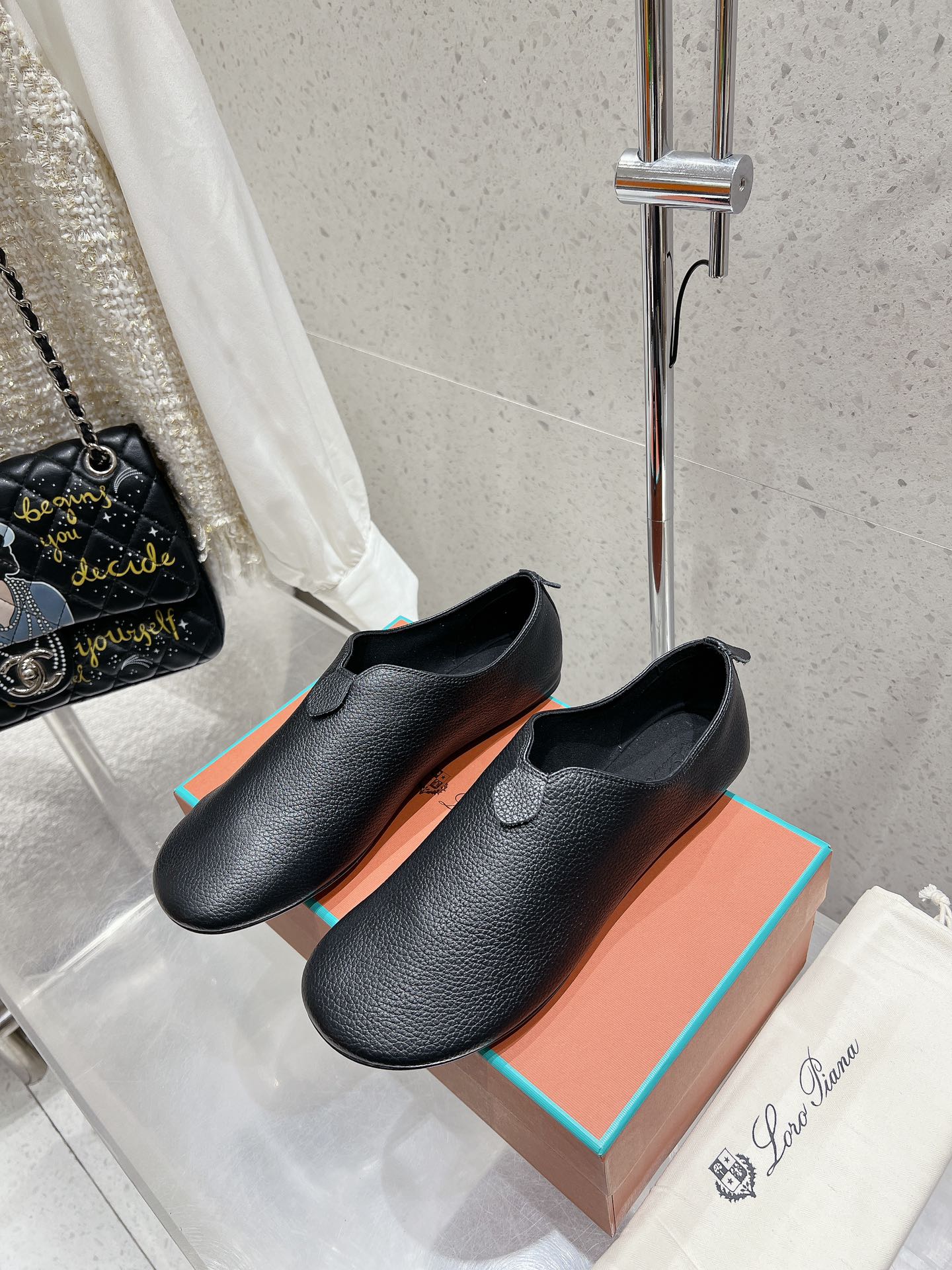 NO:442125,Loro Piana 25 spring and summer new round toe flat loafer casual shoes Nuoyoupianya Lp luxury brand Simple and high-end, low-key and luxurious, casual and easy to wear, comfortable and full-score design simple without losing elegance, clean and pure upper, adding a freshness and vitality to the overall shape. The material of the shoe body is selected with excellent leather, soft touch and excellent quality!  Whether it is matched with casual wear or formal wear, it can be easily controlled and shows a unique fashion taste!  It is not only a pair of shoes, but also a symbol of style!  Upper is made of calfskin/imported Yangjing inner footbed sheepskin imported from Italy Size: 35-40 (40 custom made without return) With original packaging, loro piana, loro piana, loafers, cowhide, sheepskin, sheep, Leather soles19860909loro piana25春夏新款圆头平底乐福鞋休闲鞋诺悠翩雅Lp奢华品牌 简约高级 低调奢华 随性好穿,舒适度满分设计简约而不失优雅,鞋面干净纯粹,为整体造型增添了一份清新与活力.鞋身的材质精选上乘皮革,触感柔软,品质卓越！ 无论是搭配休闲装还是正装,都能轻松驾驭,展现出独特的时尚品味！它不仅是一双鞋,更是一种风格的象征！ 鞋面采用小牛皮/进口羊京 内里垫脚羊皮 意大利进口真皮大底 码数:35-40（40定做不退换） 配原版包装,乐福鞋,loro piana,loro piana,loafers,cowhide,sheepskin,sheep,Leather soles,Women's Shoes