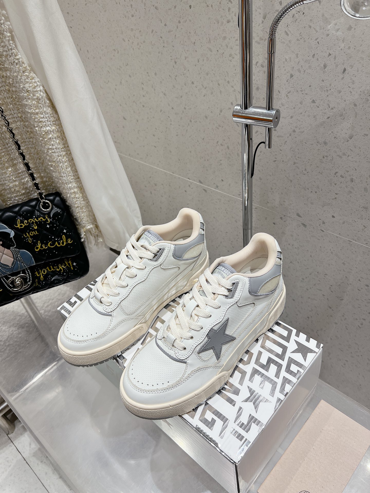 NO:441881,GGDB sports and casual shoes purchasing level!  This one has a good appearance with a very positive shoe shape and comfortable footwear. My family is the top-level high-end version, and only makes high-end and refuses inferior quality!  Welcome to compare any models on the market!  Every detail is handled very well without any sloppy!  Size 35~40 (34 40 customized), casual shoes/sports shoes, sneakers19860909GGDB运动休闲鞋 代购级别！ 这款闭眼入 颜值担当,鞋型超正、上脚舒服,我家是顶级高版本,只做高端拒绝劣质！欢迎对比任何市面款！每个细节都处理的非常到位不马虎！ 码数35～40（34 40订做）,休闲鞋/运动鞋,sneakers,Women's Shoes