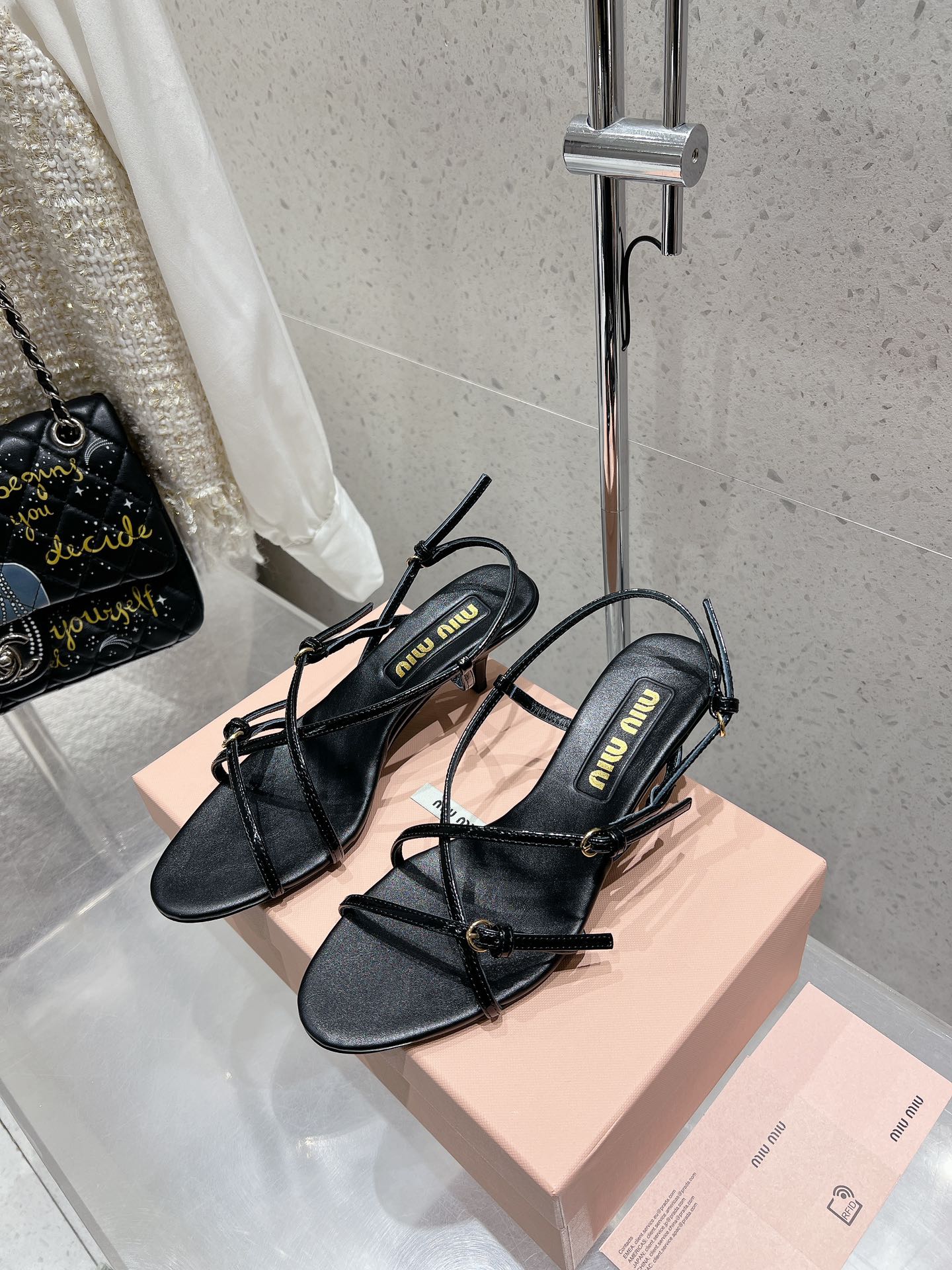 NO:441890,Miumiu 25ss pointed-toe kitten heel sandals. Misundere new cat heel sandals really make people feel melted. The simple strap design adds a sense of fashion. The overall shoe shape is so delicate!  Upper: Imported beef patent leather Inner: Imported leather Outsole genuine leather sole Heel height about 4cm Size 35~39 (40 customized), sandals, miumiu, sandals19860909缪缪 miumiu 25ss尖头小猫跟凉鞋 谬谬新出猫跟凉鞋真的让人一整个心都融化 简约的带子设计增加了时尚感 鞋型整体都狠秀气！ 鞋面:进口牛漆皮 内里:进口真皮 大底真皮鞋底 跟高约4cm 码数35~39（40订做),凉鞋,miumiu,sandals,Women's Shoes