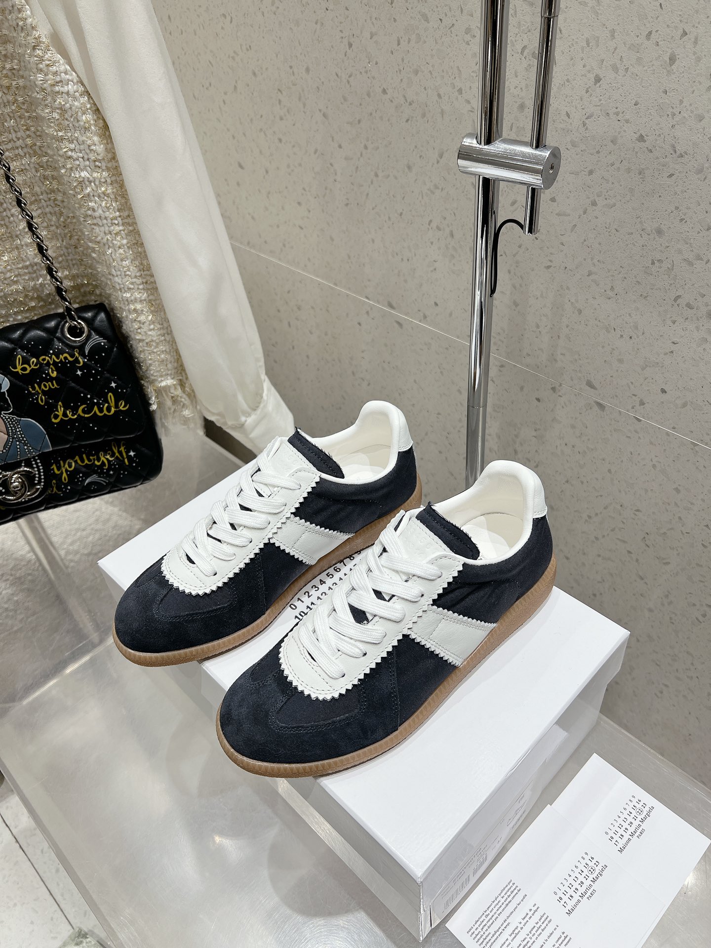 NO:442043,Couple model for women, men 10 Maison Margiela MM6 Couple model for knitted socks, casual sports shoes, original purchase and development, making goods, genius designer brand, a light luxury brand This German training shoes continues the classic T-shaped genuine leather splicing design, has been carefully improved by the design team many times, just to let you experience the most original military flavor~Material special materials/fabric surface, soft and delicate characteristics combined with fashionable and trendy fabric surface, making it both have super high softness and comfort, while maintaining good breathability. Comfort and texture parallel, easy to control any matching for all seasons. Delivery counter exquisite packaging Fabric cowhide/knitted wool Inner sheepskin Outsole original molded rubber material Sole thickness 2.5CM Size women's model 35-40 / Men's model 39-45 (Men's model 45  46 customized), casual shoes/sports shoes,masion margiela,masion margiela,sneakers,cowhide,sheepskin19860909情侣款女 男10 MaisonMargiela MM6 马吉拉 情侣款针织连袜漏孔德训鞋 休闲运动鞋 原版购入开发 做货 鬼才设计师品牌,一个轻奢品牌 这一款德国训练鞋延续了经典的T形真皮拼接设计,经过设计团队多次的精心改良,只为让您体验最原始的军旅味道~材质特殊材料/布面,柔软细腻的特点与时尚潮流的布面相结合,使其既有超高的柔软舒适度,又同时保持不错的透气性能~舒适与质感并行,轻松驾驭四季穿着任何搭配 配送专柜精美包装 面料牛皮/针织毛线 内里羊皮 大底原版开模橡胶材质 底厚2.5CM Size女款35-40 / 男款39-45（男款45 46定做）,休闲鞋/运动鞋,masion margiela,masion margiela,sneakers,cowhide,sheepskin,Women's Shoes