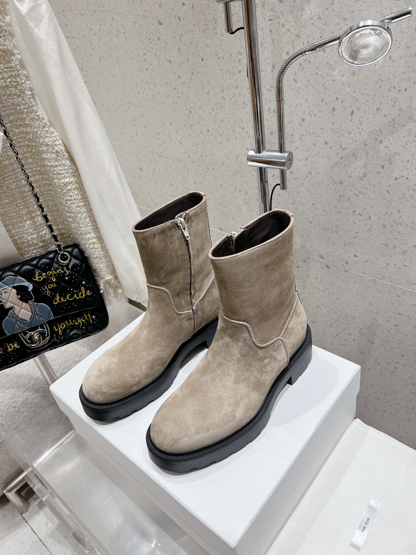 NO:460834,Purchase grade THEROW genuine leather French retro square head minimalist versatile flat bottom thick-soled Chelsea short boots are really the most comfortable style I have ever worn, so soft!  The socks must take it away. It has a high-end and simple feeling, in fact, in addition to being beautiful, its comfort is really easy to wear so hard that it is reluctant to take it off!  Match with jeans, suit pants, skirts are not inconsistent, original imported cowhide, soles, original soles, Size#35-39 (40, custom-made, no return or replacement), boots, boots, skirts, jeans, business suit, cowhide19860909代购级 THEROW真皮法式复古方头极简百搭平底厚底切尔西短靴脚真的是史上我穿过最最舒服的款式太柔软啦！ 磨脚星人一定要收了它 有一丢高级又简约的感觉其实除了好看以外它的舒适度真的是好穿到舍不得脱下来啦！ 搭配牛仔裤 西装裤 半身裙都毫无违和感 面料原版进口牛皮 鞋底原版鞋底 Size#35-39（40,定制不退不换）,靴子,boots,skirts,jeans,business suit,cowhide,Women's Shoes