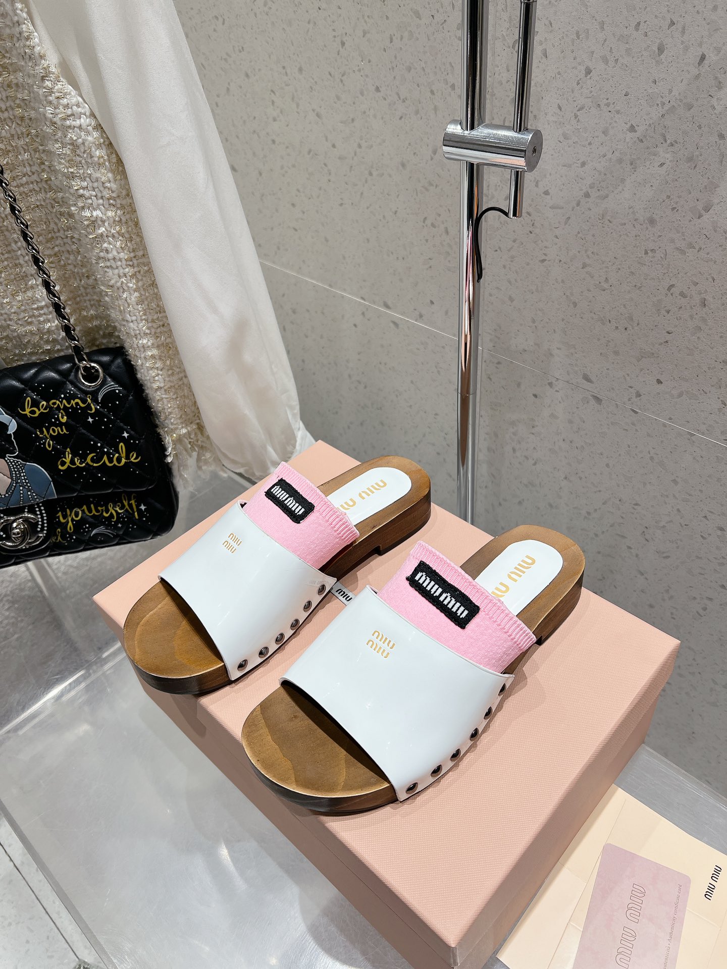 NO:441899,High quality (including a pair of half socks) Miumiu*2025ss Miumi Spring and Summer New Flat Calfskin Sandals and Slippers zp Development Original disassembly, details and versions instantly kill the ordinary version on the market, Miumiu is really too girly!  The leather is super soft and glutinous, and the comfort is super high!  Shoe face version imported cow patent leather high mercerized beef reverse velvet inner lining sheepskin inner sole original open molded sole size 35-39 (40, 41 custom made without return or exchange), slippers, miumiu, sandals, slippers, cowhide, sheepskin19860909高品质（包含一双半袜） miumiu*2025ss缪缪春夏新款平底小牛皮凉鞋拖鞋 zp开发 原版拆卸,细节对版秒杀市面普通版本,miumiu真的太少女啦！皮质超级软糯 舒适度超高！ 鞋面对版进口牛漆皮高丝光牛反绒 内里羊皮内里 鞋底原版开模大底 码数35-39（40、41订做不退换）,拖鞋,miumiu,sandals,slippers,cowhide,sheepskin,Women's Shoes