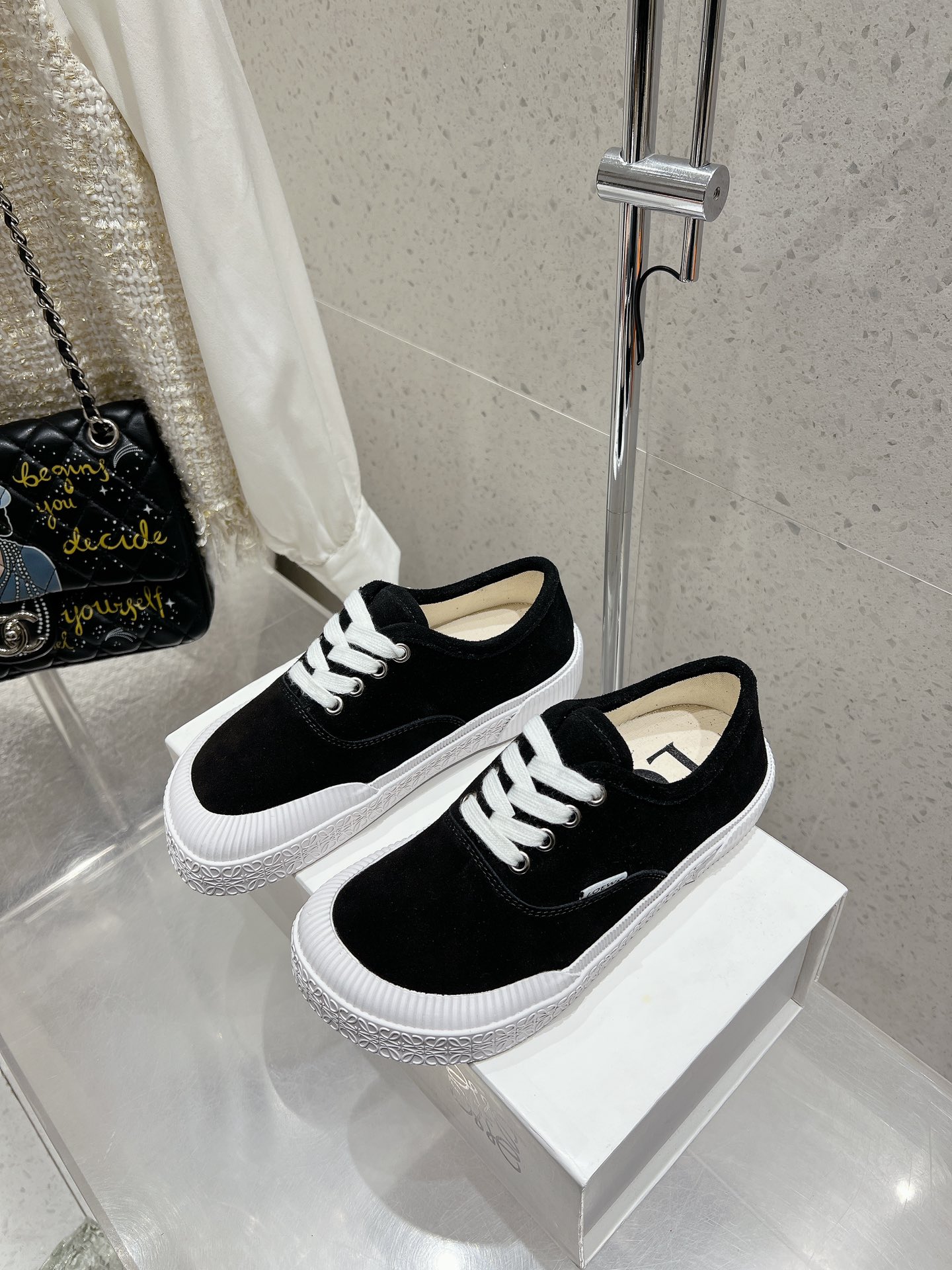 NO:441932,LOEWE New Terra Vulca lace-up sneakers large toe shoes vulcanized shoes Matched with vulcanized rubber sole and asymmetric thick toe wide last A quarter of the LOEWE logo tag *Anagram embossed outsole and upper high ZP customization Original material Imported beef velvet Outsole ZP open mold custom vulcanized sole Insole ZP custom insole Size#35-39 (40 custom made no return or exchange), casual shoes/sports shoes, loewe, loewe, sneakers19860909LOEWE 罗意威 新款 Terra Vulca系带运动鞋大头鞋硫化鞋 搭配硫化橡胶鞋底和不对称的厚实鞋头 宽楦款 四分之一处饰有LOEWE 标志标签*Anagram压纹外底和鞋面高ZP定 原版材质 进口牛反绒 大底ZP开模定制硫化大底 鞋垫ZP定制鞋垫 Size#35-39（40订做不退换）,休闲鞋/运动鞋,loewe,loewe,sneakers,Women's Shoes