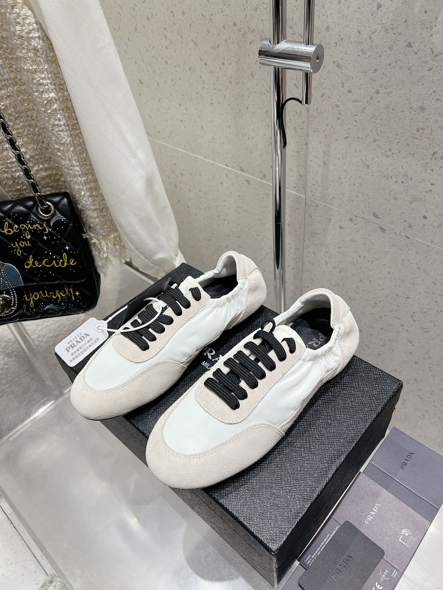 NO:441775,Prada Prada's new German training shoes. The suede on the upper has a texture, wrapped in sheepskin inside, soft and glutinous. The insole is thickened lambskin, which is extremely comfortable to wear, supports and feels very well wrapped. The shoe shape is full of wrapping, light and easy to wear. A practical casual shoe that looks tall and long legs!  White is clean and refreshing, needed all year round, and can be easily controlled with skirts and pants. Upper imported suede/original molded fabric, inner sheepskin, outsole rubber sole!  Size women 35-41 (female 40 41 customized, no return or exchange), casual shoes/sports shoes semi-trailer, prada, prada, sneakers, skirts, sheepskin, chamois leather19860909代购级 Prada 普拉达新款德训鞋 鞋面麂皮有肌理感,内里羊皮包裹,软软糯糯的 鞋垫加厚小羊皮,踩上去无比舒适,有支撑感,又包裹得很好的感觉 鞋型包裹感十足,轻便好穿 实用的一款休闲鞋,显高显大长腿！ 白色干净清爽,一年四季都需要,配裙子,裤子都能轻松驾驭  鞋面进口麂皮/原版开模布料 内里羊皮 大底橡胶大底！ Size女35-41（女40 41订做不退换）,休闲鞋/运动鞋半拖,prada,prada,sneakers,skirts,sheepskin,chamois leather,Women's Shoes