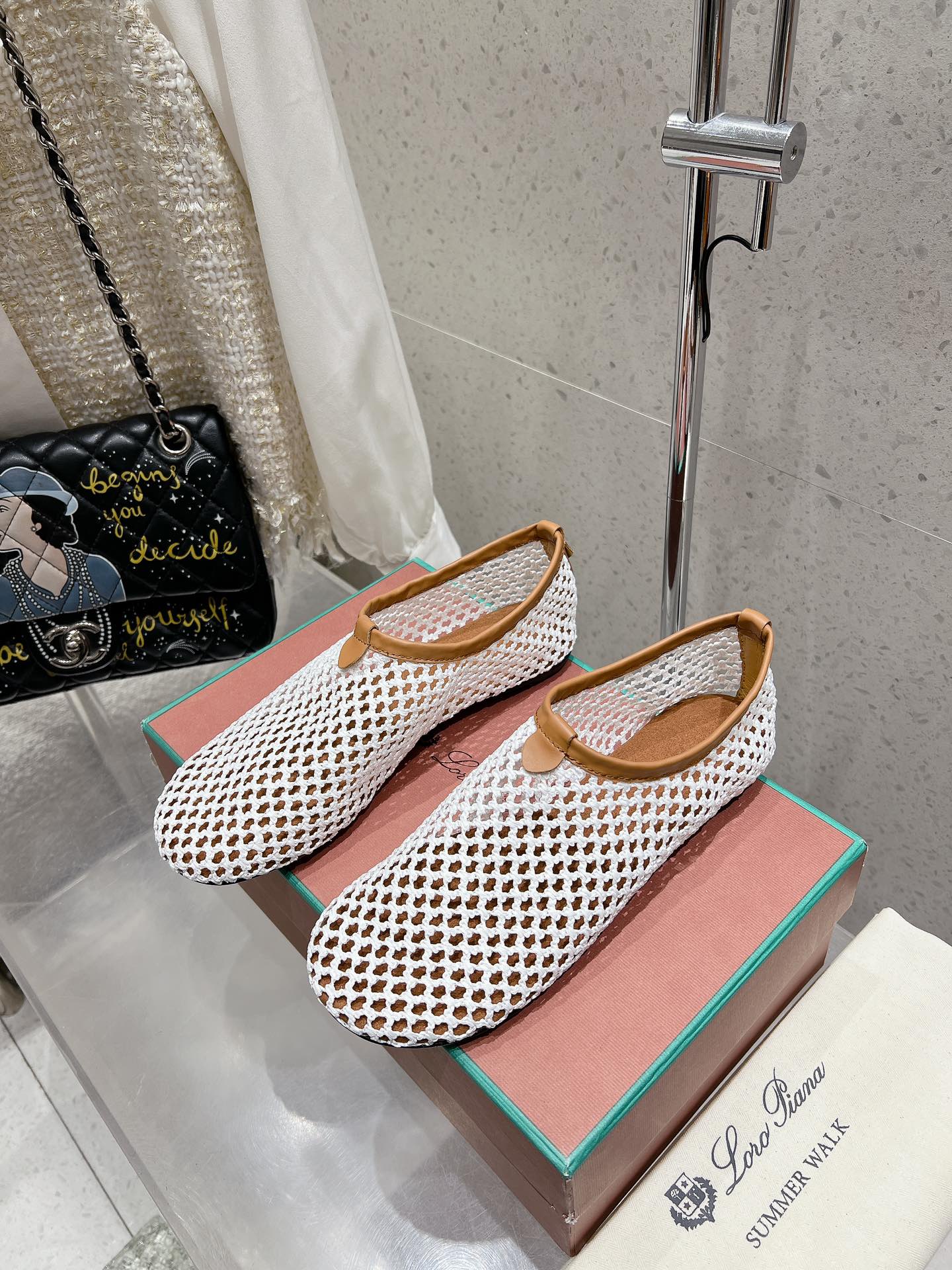 NO:442132,Top version of LP knitted mesh flat ballet shoes. New products are sold with fur shoes | The upper is made of mesh pattern making process | One-to-one recovery counter package technology, comfortable, generous, lightweight, versatile flat ballet shoes, hollow crochet shoes are of grade and personality when worn!  It is an indispensable pair of beautiful shoes for M M｜High difficulty production process Original Italian leather outsole Size 35-41 (40 41. Custom made), ballet shoes, loro piano, Leather soles19860909顶级版本 LP 针织网面平底芭蕾舞鞋 新品发售毛鞋｜鞋面采用 编制网纹制作工艺｜一比一复原专柜套包工艺,舒适,大方,轻便,百搭的一款平底芭蕾舞鞋,镂空钩针鞋穿上有档次而有个性！是M M少不可缺的一双美鞋｜高难度制作流程原版意大利真皮大底 码数35—41（40 41.定做）,芭蕾舞鞋,loro piana,Leather soles,Women's Shoes