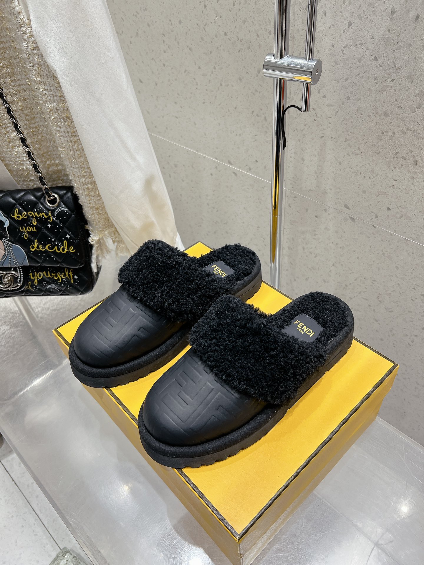 NO:460822,FENDI F Home New wool slippers semi-slack and lazier slippers Pure fur integrated wool material!  Cute ~ Warm~ High-density foamed soles are light and elastic, and the feet feel extremely light. The boot body is classic embossed. Brand recognition is a must-have weapon to protect against cold in winter!  Mercerized suede, pure leather noodles, sheep cake wool Size35-40, semi-dragged fur shoes, fendi, fendi, fendi, fendi, boots, slippers19860909FENDI 芬迪 F家 秋冬新款羊毛拖鞋半拖懒人拖 纯皮毛一体羊毛材质！萌萌哒～暖暖哒～ 鞋底高密度发泡材质轻软弹性,脚感无比轻盈, 靴身双F经典压花 品牌辨识度冬天必入御寒利器！丝光绒面,纯皮面 ,羊糕毛 Size35-40,半拖毛毛鞋,fendi,fendi,fendi,boots,slippers,Women's Shoes