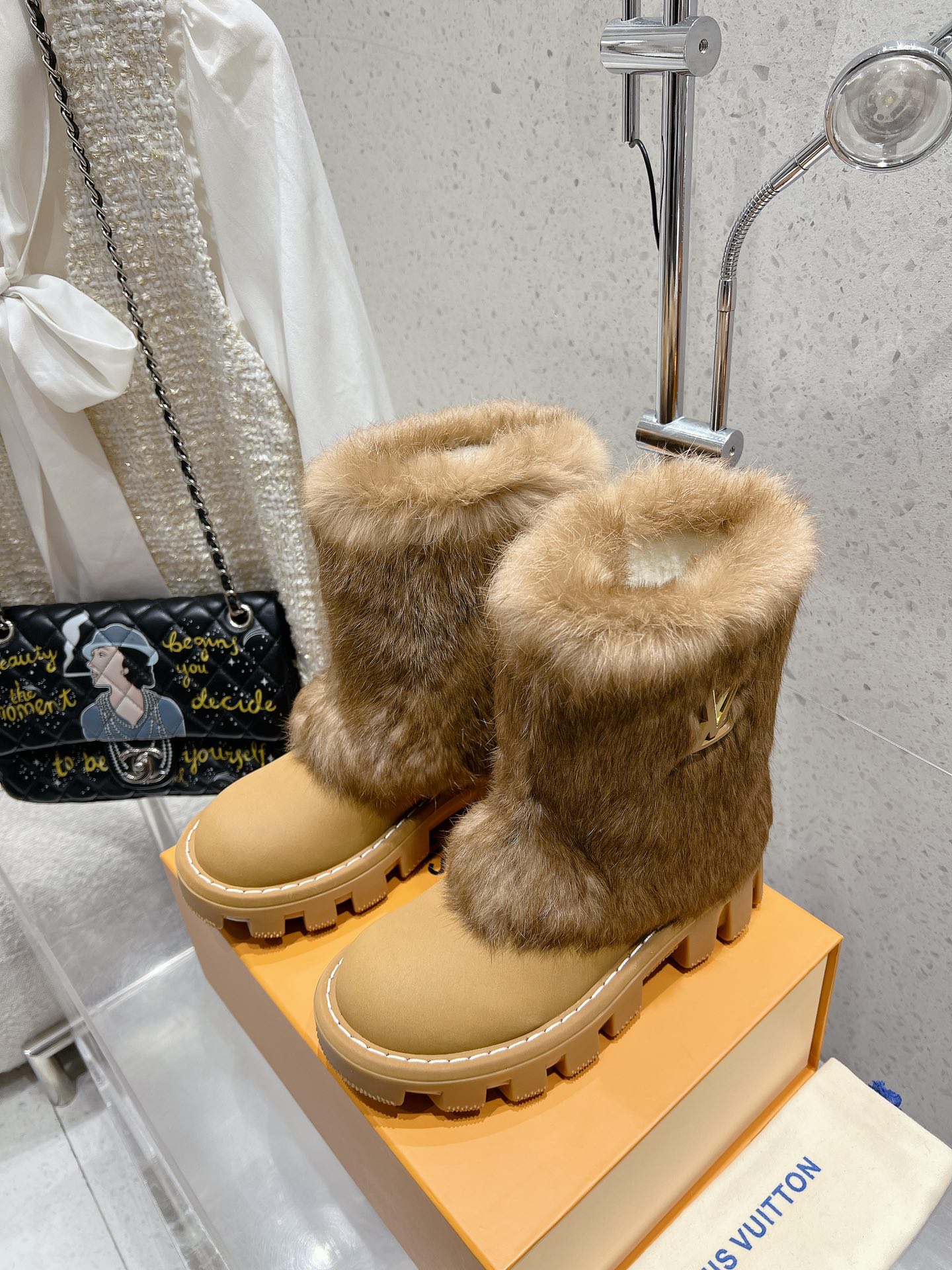 NO:441705,LV autumn and winter thick-soled snow boots are simple, atmospheric and fashionable, unpredictable and classic. They are the classics in the fashion circle that never fades away. They also have a good look at the legs and make them look slimming!  The fabric is made of original custom cowhide. The inner lining/foot pads are all pure wool. The original mold opening custom tpu outsole Size35-40 (40 41 customization), boots, louis vuitton, boots, cowhide19860909LV秋冬厚底雪地靴毛毛靴 简约大气时髦 耐看不过时 是时尚圈永不退潮的经典所在 上脚还很好的修饰腿型显瘦！ 面料采用原版定制牛皮 内里/垫脚均为纯羊毛 大底原版开模定制tpu大底 Size35-40（40 41定制）,靴子,louis vuitton,boots,cowhide,Women's Shoes