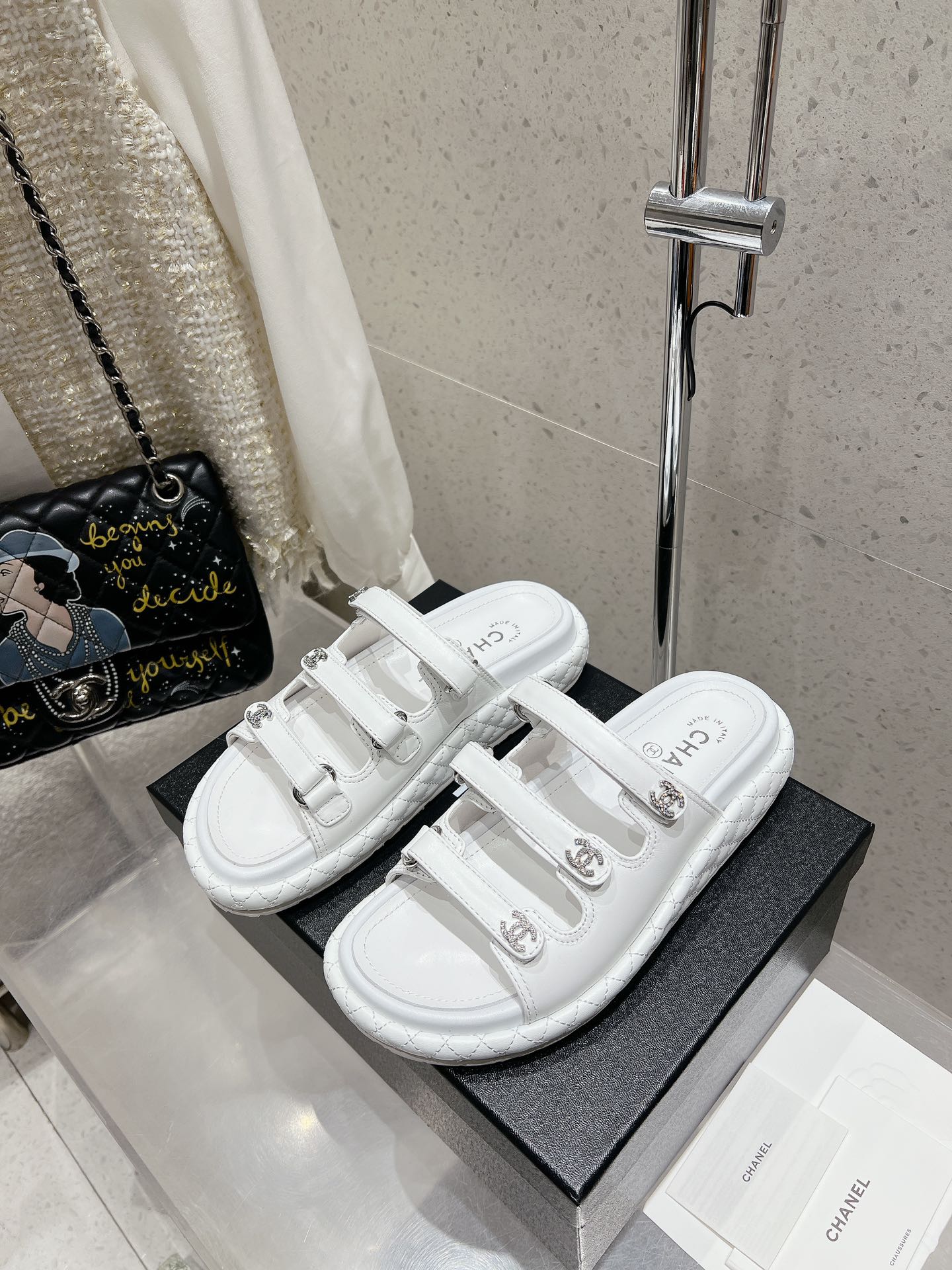 NO:442082,Slippers Sandals CHANEL · Chanel Early Spring New Style Small Charm Double Diamond Buckle Velcro Three-Belt Beach Slippers Sandals Sandals Top Version Original Purchase and Developed Products This Chanel Beach Slippers are made of imported top layer cowhide and imported lambskin inside. They are matched with classic diamond velcro and small logo hardware buckles, which are classic and not easy to get out of date!  Thickened Italian leather sole, excellent texture, and comfortable foot binding on the feet!  Original imported fabric cowhide, original custom soft sheepskin, exclusive open molded rubber sole, sole thickness approximately 2.5cm, size 35-40 (40 custom made), slippers, chanel, chanel, sandals, slippers, cowhide, sheepskin, Leather soles19860909拖鞋 凉鞋  CHANEL·香奈儿 早春新款 小香菱格双钻扣魔术贴三带沙滩拖鞋凉鞋凉拖 顶级版本原版购入开发做货 这款香奈儿沙滩拖鞋采用进口头层牛皮,内里进口小羊皮,搭配经典菱格魔术贴和小香logo五金扣,经典又不容易过时！加厚意大利真皮大底,质感一级棒,上脚有舒适的裹脚感！ 面料原版进口头层牛皮 内里原版定制柔软羊皮 鞋底独家开模橡胶大底 底厚约2.5cm 码数35-40（40定做）,拖鞋凉鞋,chanel,chanel,sandals,slippers,cowhide,sheepskin,Leather soles,Women's Shoes