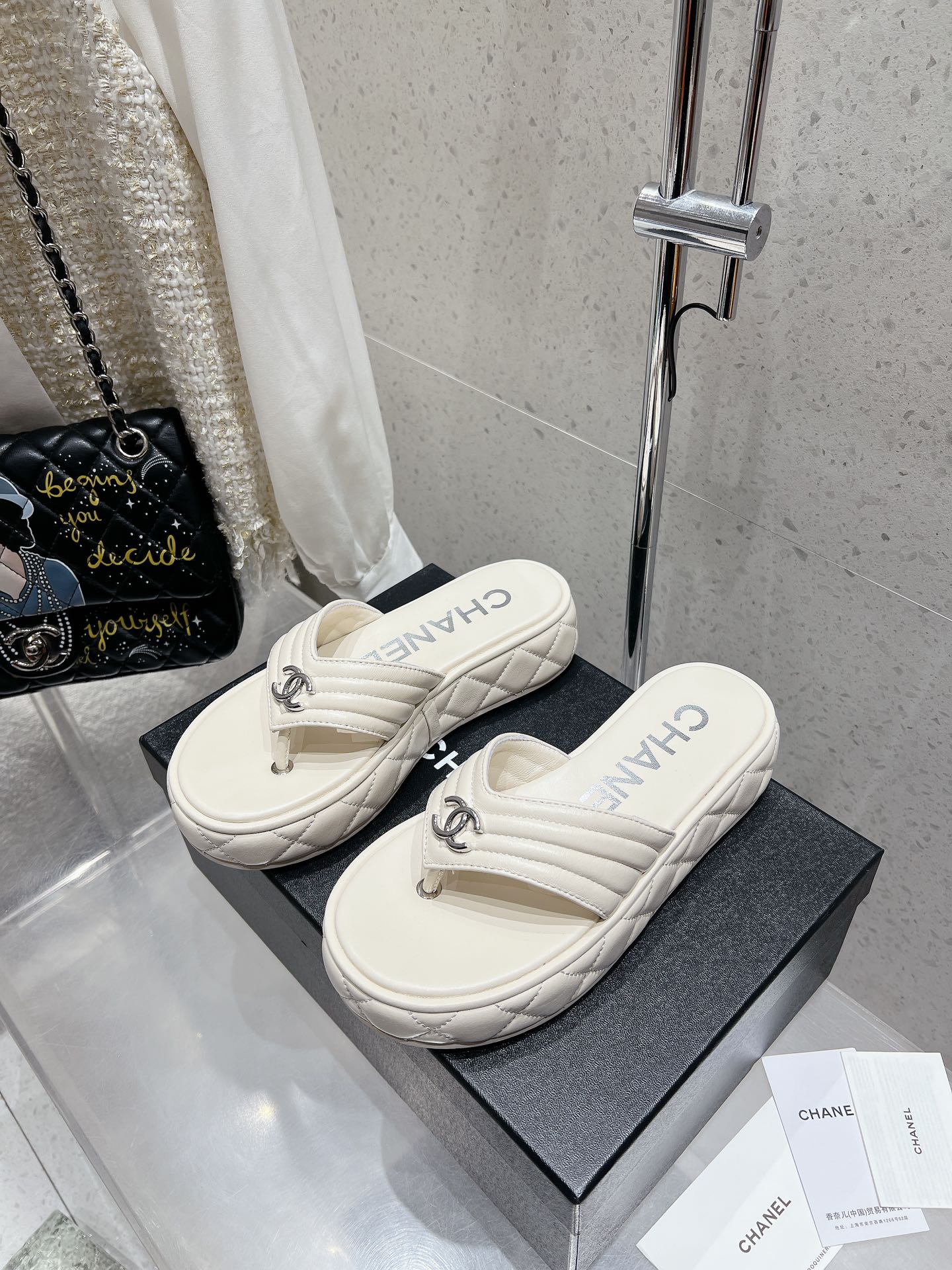 NO:442089,Slippers Sandals CHANEL Chanel Spring and Summer Classic Logo Embroidery Toe Thick-soled Sandals Slippers Latest Styles!  Original development, double-layer combined large bottom, original material!  Welcome to compare!  A versatile artifact for travel and vacation, which makes your feet look white. The upper is made of imported cowhide hardware logo, which is delicate and exquisite!  Cowhide inside!  Number of codes 35-40 (40 41, custom made without return or exchange) Special counter synchronous gift box packaging!  , split-toe slippers, chanel, chanel, sandals, slippers, cowhide19860909拖鞋 凉鞋 CHANEL香奈儿 春夏季经典logo刺绣夹趾厚底凉鞋拖鞋专柜最新款 ！原版开发,双层组合大底,原版材料！欢迎对比！旅游度假首选的一款百搭神器,上脚显脚白. 鞋面选用进口牛皮五金logo,做工细腻精致！内里牛皮！ 码数35-40（40 41、定做不退不换） 专柜同步礼盒包装！,分趾鞋拖鞋,chanel,chanel,sandals,slippers,cowhide,Women's Shoes