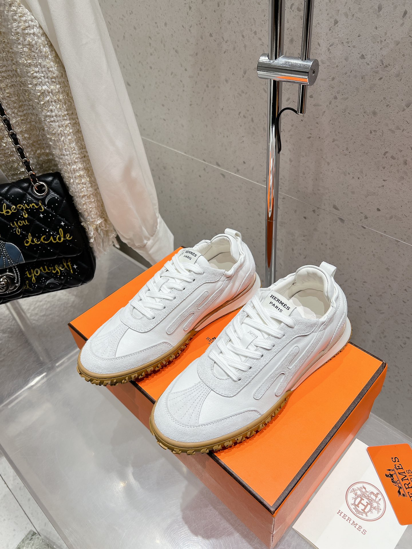 NO:442038,Top version Men's 10 Hermes casual shoes couples H Home New Sports Shoes for four seasons H Home Hermes new sneakers Sneakers new products Simple upper cowhide leather beef tendon surface, light, comfortable and breathable!  Full of sportiness!  Top quality size 35-45 couples model, full set of counter synchronous gift box packaging!  , casual shoes/sports shoes, hermes, hermes, sneakers, cowhide19860909顶级版本 男10 Hermes 爱马仕休闲鞋情侣款 H家 四季新品运动鞋 H家 heros 运动鞋新品 简约鞋面牛皮牛筋面,轻盈舒适透气！运动感十足！顶级精品 size 35-45情侣款 全套专柜同步礼盒包装！,休闲鞋/运动鞋,hermes,hermes,sneakers,cowhide,Women's Shoes