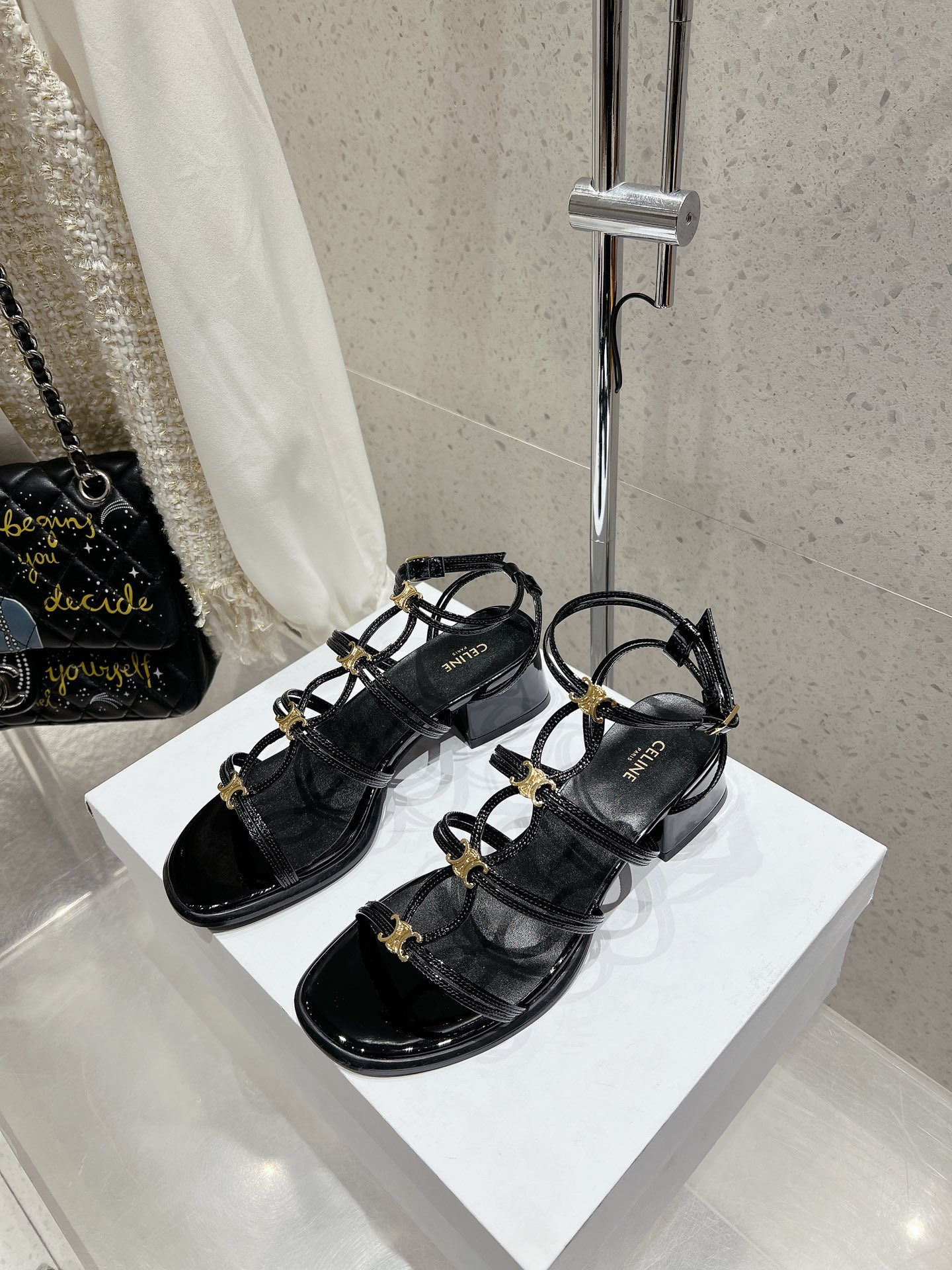 NO:441999,Top version of celine Celine's new spring and summer new Arc de Triomphe Roman sandals. A very high-end Arc de Triomphe hardware buckle design is very brand recognition, super beautiful and versatile, and a good girl! Imported patent leather on the upper, imported goatskin in the inner, imported leather outsole, size 35-39 (customized for 40), sandals, celine, celine, sandals, sheepskin, Leather soles19860909顶级版 celine 赛琳早春新款春夏新品凯旋门罗马凉鞋 非常高级的一款凯旋门五金扣设计极具品牌辨识度,超级好看百搭,好少女! 鞋面进口漆皮 内里进口山羊皮 大底进口真皮大底 码数35-39(40定做）,凉鞋,celine,celine,sandals,sheepskin,Leather soles,Women's Shoes