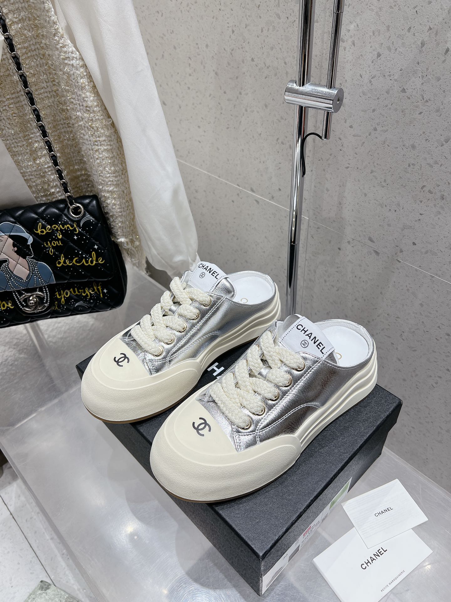 NO:869222,Semi-slip shoes CHANEL Chanel Xiaoxiang classic casual bread shoes are completely reproduced from the original one to one. The version is super correct and the latest fashionable design. The upper foot is cool and fashionable @60. The upper is made of cowhide. The inner material is pure sheepskin. The double-layer thickened wear-resistant and non-slip outsole is 3.5cm thick. There are full slippers available!  Sizes 35-41 40 41 customized, full set of counter simultaneous gift box packaging!  ,casual shoes/sneakers and half slippers,chanel,chanel,sneakers,slippers,cowhide,sheepskin19860909半拖 单鞋 CHANEL 香奈儿小香经典休闲面包鞋完全原版一比一复刻打造 版型超级正 最新时尚的设计 上脚又酷又时髦 @60 鞋面选用 牛皮材质.内里材质纯羊皮,双层加厚耐磨防滑大底,底厚3.5cm 有拖鞋满帮可选！ 尺码35-41 40 41定制 全套专柜同步礼盒包装！,休闲鞋/运动鞋半拖,chanel,chanel,sneakers,slippers,cowhide,sheepskin,Women's Shoes