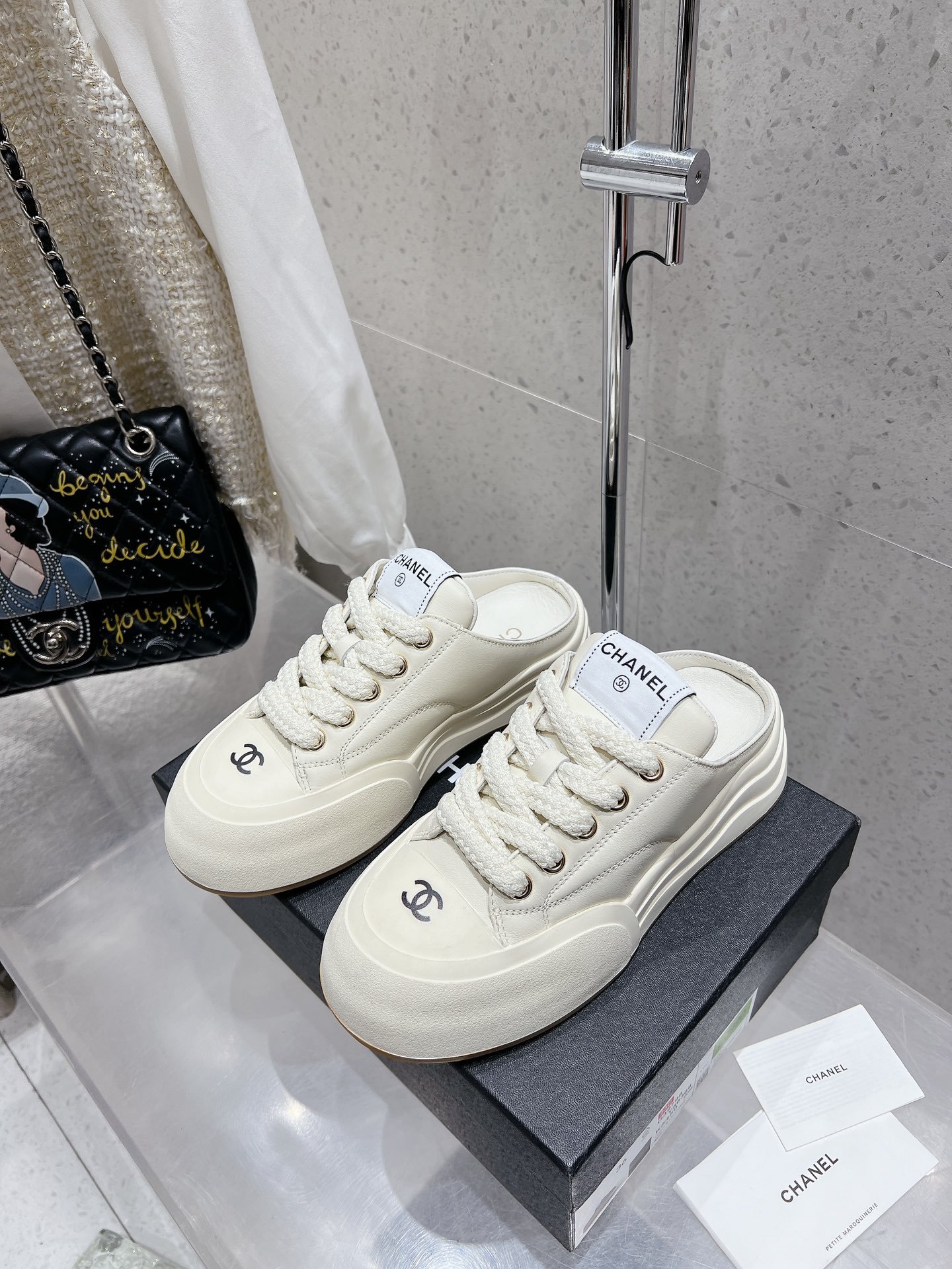 NO:442047,Semi-torque single shoes CHANEL Chanel classic casual bread shoes are completely original one-to-one replica. The style is super positive, the latest and fashionable design. The feet are cool and fashionable. The upper is made of cowhide material. The inner material is pure sheepskin, double-layer thickened wear-resistant and non-slip sole, and the bottom is 3.5cm thick. There are slippers with full tops!  Size 35-41 40 41 Customized Full set of counter synchronous gift box packaging!  , casual shoes/sports shoes semi-trailer, chanel, chanel, sneakers, slippers, cowhide, sheepskin19860909半拖 单鞋 CHANEL 香奈儿小香经典休闲面包鞋完全原版一比一复刻打造 版型超级正 最新时尚的设计 上脚又酷又时髦 鞋面选用 牛皮材质.内里材质纯羊皮,双层加厚耐磨防滑大底,底厚3.5cm 有拖鞋满帮可选！ 尺码35-41 40 41定制 全套专柜同步礼盒包装！,休闲鞋/运动鞋半拖,chanel,chanel,sneakers,slippers,cowhide,sheepskin,Women's Shoes