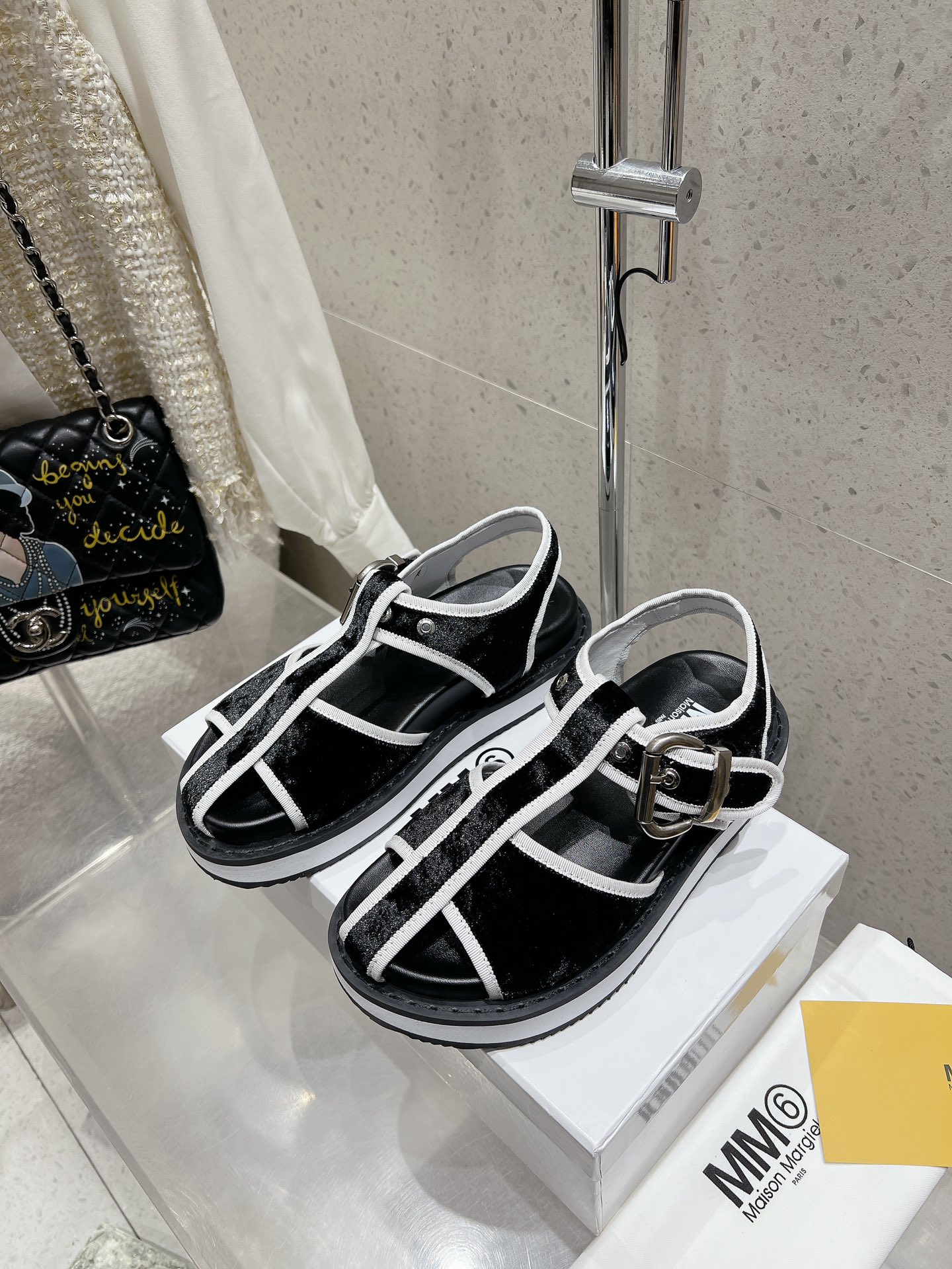 NO:441976,Suede Leather Maisom Margiela mm6 Magiela thick-soled sandals This pair of popular items must be purchased with one pair. Items that cannot be missed. Exclusive original purchase and development. One that cannot be missed. Imported calfskin suede sheepskin lining. Original foam rubber outsole. Size 35-40 (custom made of 40), sandals,masion margiela,masion margiela,sandals,cowhide,sheepskin19860909绒面 皮面 Maisom Margiela mm6马吉拉厚底凉鞋 这双热度超高的单品 必须人手一双入手了 不能错过的单品 炸裂了 独家原版购入开发 不能错过的一款 鞋面进口小牛皮 绒面 羊皮内里 原版发泡橡胶大底 码数35-40（40定做）,凉鞋,masion margiela,masion margiela,sandals,cowhide,sheepskin,Women's Shoes