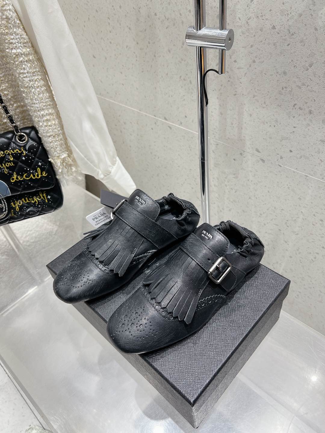 NO:441788,Top version of semi-travel 310 single shoes Prada 25Ss spring and summer catwalk new tassel retro loafers single shoes This shoe is intended to present a classic and retro style, combining masculinity and soft style, forming a binary contrast, highlighting the iconic style of the Prada series. The tassels are refined with special handicrafts, and details such as buckles and block patterns show the traditional charm. A surprising reinterpretation breaks the convention and is reinterpreted, this shoe is reinvented with a more fashionable design. Imported calfskin upper, two-color waxing, inner sheepskin inner sole, original rubber sole, size 35-39 (40,41 custom-made, non-return and exchange), semi-travel shoes, prada, prada, loafers, cowhide, sheepskin19860909顶级版 半拖310 单鞋 Prada 普拉达 25Ss春夏走秀新款流苏复古乐福鞋单鞋 这款鞋履着意呈现经典与复古格调,兼具阳刚气质与柔美风情,形成二元对比,彰显Prada系列的标志性风格.流苏采用特殊手工艺精制而成,扣带、布洛克花纹等细节展露传统魅力.打破常规而令人惊喜的重新演绎,这款鞋履以更加时尚的设计焕新亮相. 鞋面进口小牛皮 双色打蜡 内里羊皮内里 鞋底原版橡胶鞋底 码数35-39（40,41定制不退换）,半拖单鞋,prada,prada,loafers,cowhide,sheepskin,Women's Shoes