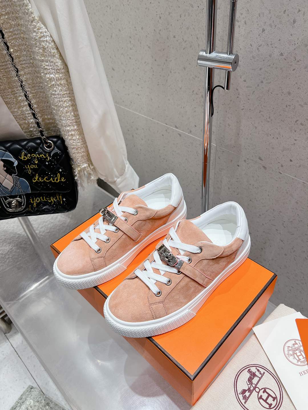 NO:442071,Top version, cloth, leather, men's 10 Hermes casual shoes, couples, H home, new sports shoes for four seasons, Dy Kelly metal buckle casual sneakers, white shoes, this pair of Kelly white shoes is really amazing!  H home heros new sports shoes, simple upper cowhide, leather and tendon surface, light, comfortable and breathable!  Full of sportiness!  Top quality size 35-45 couples model, full set of counter synchronous gift box packaging!  , casual shoes/sports shoes, hermes, hermes, sneakers, cowhide19860909顶级版本 布面 皮面 男10 Hermes 爱马仕休闲鞋情侣款 H家 四季新品运动鞋 Dy Kelly金属扣休闲运动鞋小白鞋 这双 Kelly 小白鞋真的颜值爆表！ H家 heros 运动鞋新品 简约鞋面牛皮牛筋面,轻盈舒适透气！运动感十足！顶级精品 size 35-45情侣款 全套专柜同步礼盒包装！,休闲鞋/运动鞋,hermes,hermes,sneakers,cowhide,Women's Shoes