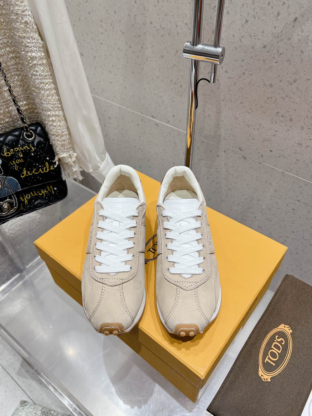 NO:441760,Purchasing grade cloth leather 310, full leather Tods 25ss new style, thin belt Forrest Gump shoes casual shoes, brand new and new style, have it early~ The new style brought this time is a very beautiful and retro color combination; the most indispensable thing for daily outfits is this versatile Forrest Gump shoes!  !  This year, all the goods we have taken are very expensive to buy on the sale, and real materials can be inspected from heaven and earth!  All materials are shipped back from abroad. Production in OEM, every detail is shocking. The shoe shape is the soul of a pair of shoes. As a pair of favorites among first-line celebrities, they can be matched with the entire wardrobe without any pressure, and can wear the advanced style of retro, literary, and young celebrity bloggers. Remember the curve of this last!  !  !  Its slender last design is full but not bulky, and the width and height of the last are just right. With the contrasting to the side Todlogo, the heel with the brand-specific Doudou heel design, while comforting the feet, it can leverage the length and avoid weaknesses, making the feet longer. The shoe style with multiple materials cannot be avoided, the details of its upper wiring details, regular and orderly is the most basic, and it is also a plus point of aesthetics. In order to create an overall softness and comfort, its sole adopts a fully imported rubber sole high-elastic imported wear-resistant velvet combination and is processed through special processes, the overall elasticity is more elastic. The bottom layer is zigzag-shaped and the bean bean process on both sides, which is wear-resistant and non-slip, while creating a better layering feeling, and it looks more full and stylish in terms of shape. Size35-40 (40 custom-made, no return or exchange), casual shoes/sports, Tod's, sneakers,19860909代购级布皮310 全皮面 Tods 25ss 新款 细带 阿甘鞋 休闲鞋, 全新新款,早点拥有~这次带来的新款,很好看很复古的配色；日常穿搭最不可缺少的就是这种百搭的阿甘鞋了！！ 今年我们走的货全都是,代购拿去卖道非常昂贵价格的,可以上天入地验货的真材料！所有材料都是境外运回.在代工厂出品,每一个细节都足以震撼. 鞋型是一双鞋子的灵魂,作为一双备受一线明星们钟爱,可以搭配整个衣柜无压力,更能穿出复古、文艺、青春明星博主的高级范儿的Cassetta,一定记住这个楦头的弧度！！！ 它修长的楦头设计,饱满却不笨重,楦头的宽度、高低设计的恰到好处.加上侧边撞色Todlogo,后跟极具品牌特色的豆豆鞋跟设计,上脚舒适的同时,扬长避短,让脚型更修长. 多重材质拼接的鞋款,避不开的细节点就是它的鞋面走线细节,规整有序是最基础的 ,也是美感的加分点. 为了打造整体的柔软舒适性,它的大底,采用全进口橡胶大底高弹进口耐磨绒组合 并通过特殊的工艺处理,整体更Q弹 底层大底锯齿状和两侧的豆豆工艺,耐磨防滑的同时,打造更出色的层叠感,在造型上,更显饱满有型 Size35-40（40订做不退换）,休闲鞋/运动鞋,Tod's,sneakers,Women's Shoes