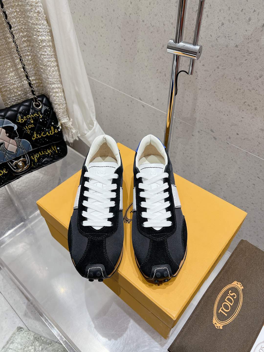 NO:441767,Purchasing grade cloth leather, full leather 330 Tods 25ss new style, thin belt, Forrest Gump shoes casual shoes, brand new and new style, have it early~ The new style brought this time is a very beautiful and retro color combination; the most indispensable thing for daily outfits is this versatile Forrest Gump shoes!  !  This year, all the goods we have taken are very expensive to buy on the sale, and real materials can be inspected from heaven and earth!  All materials are shipped back from abroad. Production in OEM, every detail is shocking. The shoe shape is the soul of a pair of shoes. As a pair of favorites among first-line celebrities, they can be matched with the entire wardrobe without any pressure, and can wear the advanced style of retro, literary, and young celebrity bloggers. Remember the curve of this last!  !  !  Its slender last design is full but not bulky, and the width and height of the last are just right. With the contrasting to the side Todlogo, the heel with the brand-specific Doudou heel design, while comforting the feet, it can leverage the length and avoid weaknesses, making the feet longer. The shoe style with multiple materials cannot be avoided, the details of its upper wiring details, regular and orderly is the most basic, and it is also a plus point of aesthetics. In order to create an overall softness and comfort, its sole adopts a fully imported rubber sole high-elastic imported wear-resistant velvet combination and is processed through special processes, the overall elasticity is more elastic. The bottom layer is zigzag-shaped and the bean bean process on both sides, which is wear-resistant and non-slip, while creating a better layering feeling, and it looks more full and stylish in terms of shape. Size35-40 (40 custom-made, no return or exchange), casual shoes/sports, Tod's, sneakers,19860909代购级布皮 全皮面330 Tods 25ss 新款 细带 阿甘鞋 休闲鞋, 全新新款,早点拥有~这次带来的新款,很好看很复古的配色；日常穿搭最不可缺少的就是这种百搭的阿甘鞋了！！ 今年我们走的货全都是,代购拿去卖道非常昂贵价格的,可以上天入地验货的真材料！所有材料都是境外运回.在代工厂出品,每一个细节都足以震撼. 鞋型是一双鞋子的灵魂,作为一双备受一线明星们钟爱,可以搭配整个衣柜无压力,更能穿出复古、文艺、青春明星博主的高级范儿的Cassetta,一定记住这个楦头的弧度！！！ 它修长的楦头设计,饱满却不笨重,楦头的宽度、高低设计的恰到好处.加上侧边撞色Todlogo,后跟极具品牌特色的豆豆鞋跟设计,上脚舒适的同时,扬长避短,让脚型更修长. 多重材质拼接的鞋款,避不开的细节点就是它的鞋面走线细节,规整有序是最基础的 ,也是美感的加分点. 为了打造整体的柔软舒适性,它的大底,采用全进口橡胶大底高弹进口耐磨绒组合 并通过特殊的工艺处理,整体更Q弹 底层大底锯齿状和两侧的豆豆工艺,耐磨防滑的同时,打造更出色的层叠感,在造型上,更显饱满有型 Size35-40（40订做不退换）,休闲鞋/运动鞋,Tod's,sneakers,Women's Shoes