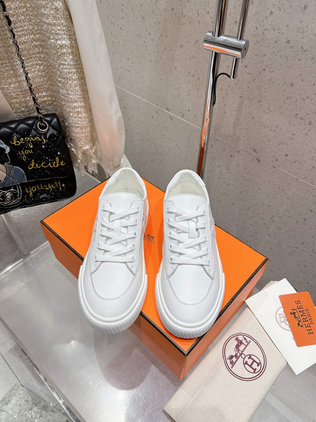 NO:442063,Top version Men's 10 Hermes casual shoes couples H home new sports shoes for four seasons Dy Kelly metal buckle casual sneakers white shoes This pair of Kelly white shoes is really amazing!  H home heros new sports shoes, simple upper cowhide, leather and tendon surface, light, comfortable and breathable!  Full of sportiness!  Top quality size 35-45 couples model, full set of counter synchronous gift box packaging!  , casual shoes/sports shoes, hermes, hermes, sneakers, cowhide19860909顶级版本 男10 Hermes 爱马仕休闲鞋情侣款 H家 四季新品运动鞋 Dy Kelly金属扣休闲运动鞋小白鞋 这双 Kelly 小白鞋真的颜值爆表！ H家 heros 运动鞋新品 简约鞋面牛皮牛筋面,轻盈舒适透气！运动感十足！顶级精品 size 35-45情侣款 全套专柜同步礼盒包装！,休闲鞋/运动鞋,hermes,hermes,sneakers,cowhide,Women's Shoes