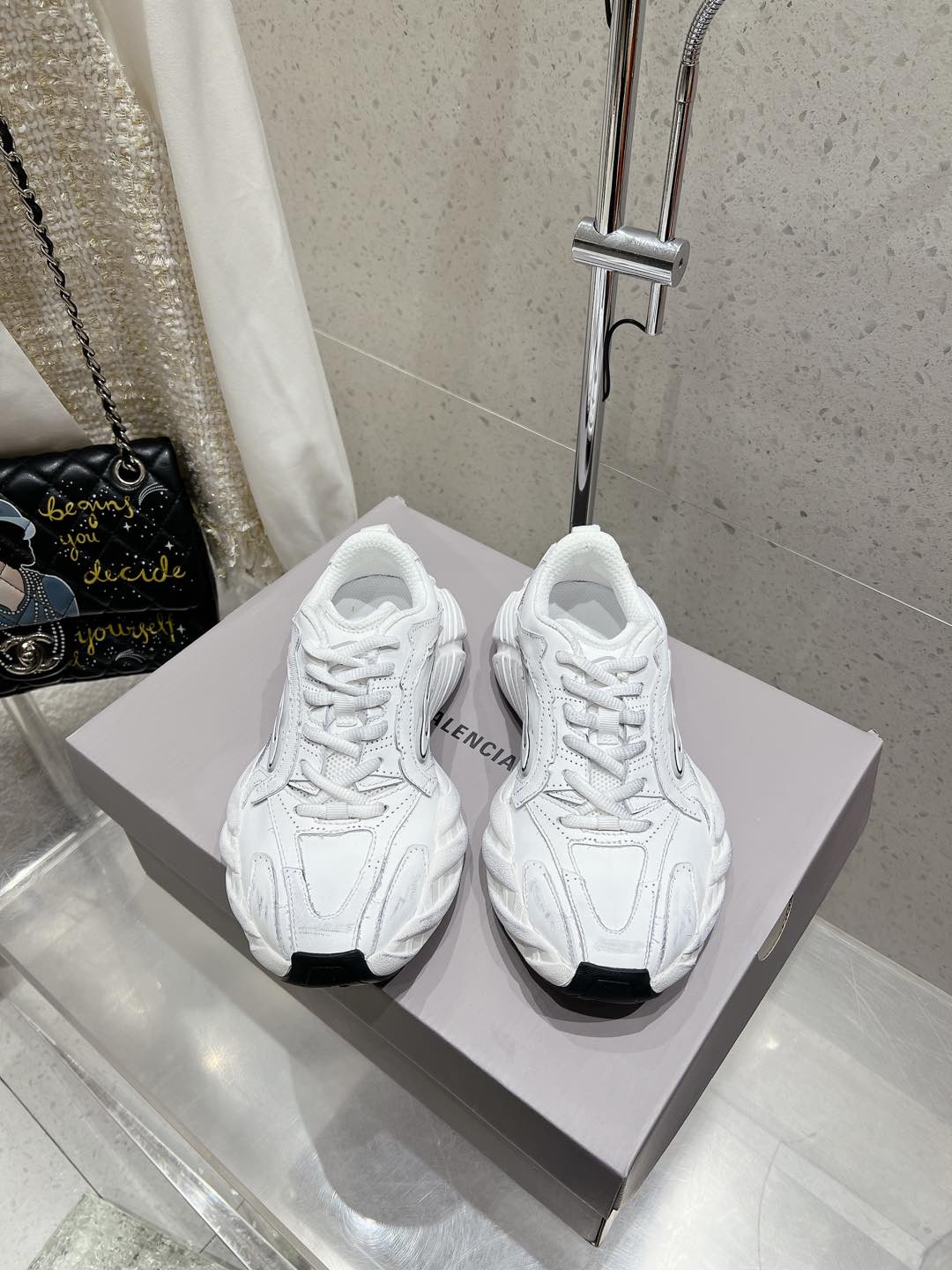 NO:442078,Couple model, female, male, Balenciaga, the latest hit Sneaker series, casual, dad shoes, sports shoes The overall shoe shape draws on the creative ideas of the two shoe shapes, Balenciaga Track and Balenciaga Runner, which is equivalent to removing the outer frame of the Track shoe body and inheriting Runner's streamlined shape and Track flat toe. Original custom imported cowhide, original model opening ultralight MD combination, super light, super comfortable Size35-45 Couple model, dad shoes, balenciaga, balenciaga, sneakers, cowhide19860909情侣款 女 男 Balenciaga 巴黎世家最新爆款 Sneaker系列 休闲 老爹鞋 运动鞋  整体鞋型汲取了Balenciaga Track和Balenciaga Runner两款鞋型的创作思路 相当于把 Track鞋身的外框拆了下来 同时继承了 Runner的流线造型和 Track扁平的鞋头. 原版定制进口牛皮面料 原版开模超轻MD组合 超级轻 超级舒适 Size35-45 情侣款,老爹鞋,balenciaga,balenciaga,sneakers,cowhide,Women's Shoes