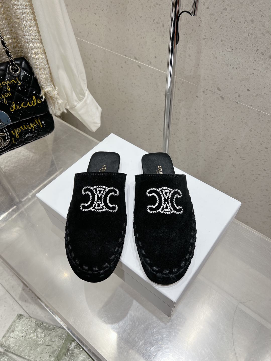 NO:442008,Purchase grade Celine Arc de Triomphe 25ss Spring and summer new style semi-dragged, full of high-end feel, Internet celebrity ins grass planting artifact, very retro style, full of aura, very novel, high-end and very comfortable. The imprinted celine logo highlights the brand's charm. Fabric original beef reverse velvet inner sheepskin, large soles Italian leather big soles injection molding Size35-40 (40 custom made), semi-drag, celine, celine, sheepskin, Leather soles19860909代购级 Celine 赛琳 凯旋门 25ss 春夏新款 半拖 高级感十足 网红ins种草神器、非常复古风、气场十足单品、设计风格非常新颖、高档且非常舒适. 压印celine标志彰显品牌魅力 面料原版牛反绒 内里羊皮 大底意大利真皮大底注塑 Size35-40（40定做）,半拖,celine,celine,sheepskin,Leather soles,Women's Shoes