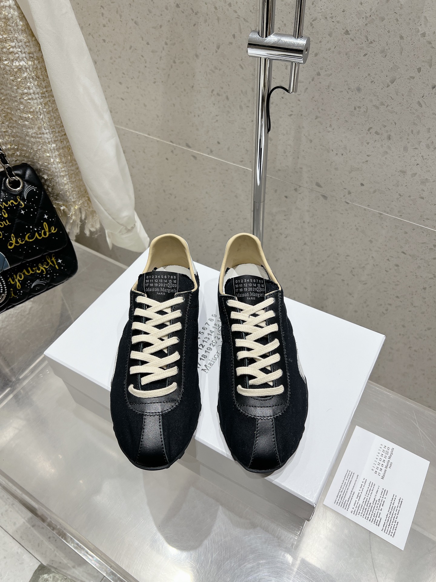 NO:441969,Couple model MM6 Majila counter synchronizes the latest casual shoes, sports shoes, German training shoes, hot and fashionable style, elastic webbing private printing series!  MM6 Maison Margiela's experiment starts from the functionalist deconstruction aesthetic, unexpected playful and avant-garde interpretation, changeable simple style tailoring, presenting an extremely creative fashion experimental shape. The oblique square head design The elastic webbing material is comfortable and delicate. Appropriately revealing the instep, the neat upper design, modern and fashionable, and can also become one of the most practical items for daily wardrobe wear! The outsole uses high-quality original sole. The upper two choices are silk sardine cowhide cowhide. Size 35-40 for women 40-45 for men. The full set of counter synchronous packaging, casual shoes/sports shoes, masion margiela, masion margiela, sneakers, cowhide, real silk19860909情侣款 MM6马吉拉专柜同步最新休闲鞋 运动鞋 德训鞋 大热时尚风 弹力织带私印系列 ！ MM6 Maison Margiela的实验性从功能主义的解构美学出发,意想不到的玩味和前卫演绎,多变的简约风格剪裁,呈现创意无比的时装实验造型. 斜方头设计 弹力织带材质舒服细腻 恰当的展露脚背,利落的鞋面设计,摩登时髦的同时也可以成为日常衣橱非常实穿的单品之一! 大底选用高定原版底 鞋面两种选择真丝沙丁布牛皮牛筋拼接 码数女35-40 男 40-45 全套专柜同步包装,休闲鞋/运动鞋,masion margiela,masion margiela,sneakers,cowhide,real silk,Women's Shoes