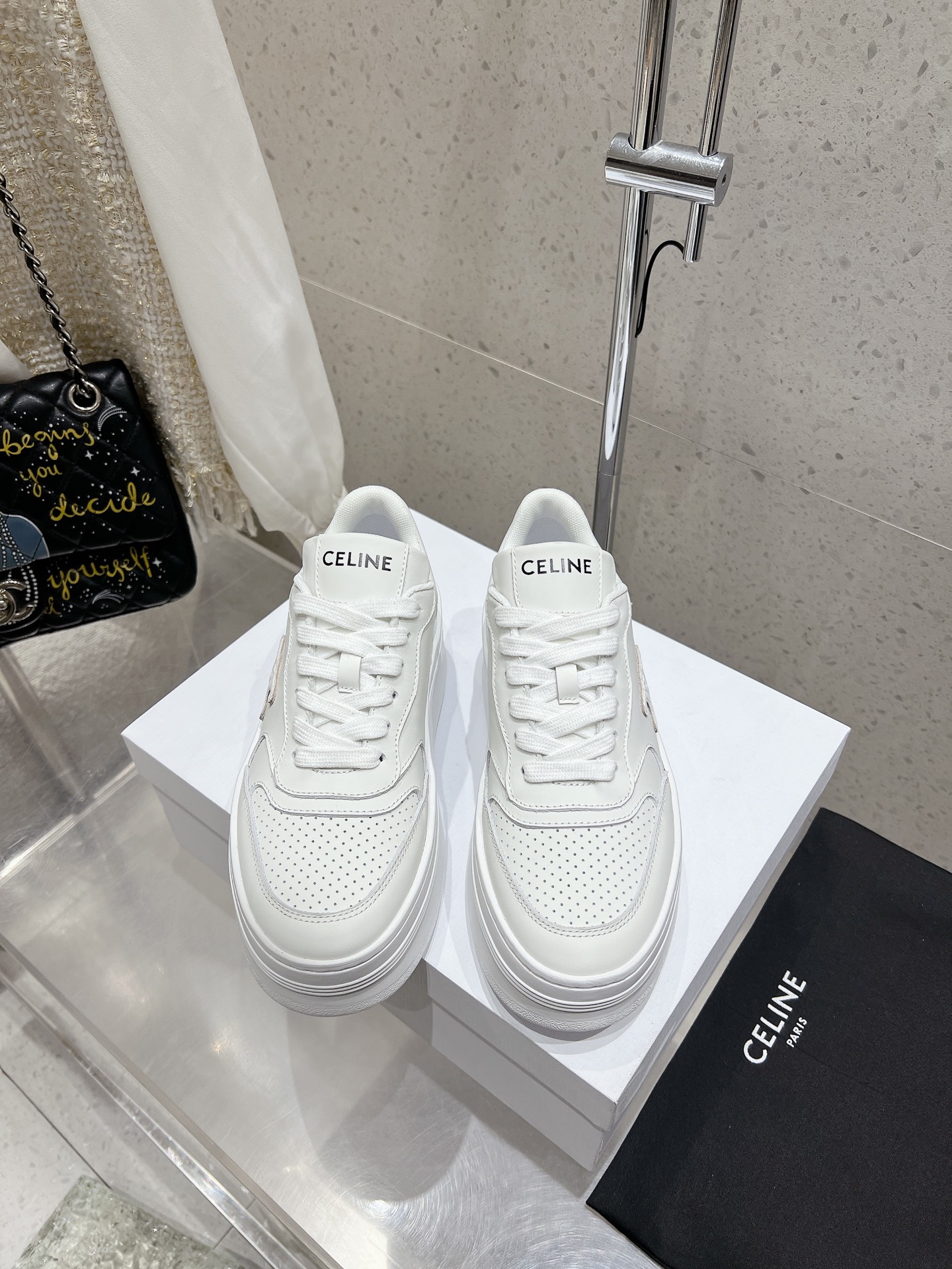 NO:441952,Thick-soled Silin's new white shoes. Following Celine panda shoes, new color schemes are launched. The overall design is simple and classic color scheme. The CELINE HOMME CELINE new TRAINER series that can be closed. In addition to the classic black and white colors, the blue and red colors are even more amazing!  Song Weilong, Mika, Wu Yuheng, and Ding Yuxi show their personal outfits in a casual manner, interpreting the street pace. CELINE Silin's brand new iconic CELINE LOGO embossed straps with vibrant colors. Xu Weizhou and Liang Jingkang interpret it freely, freeze-format vitality rhythm. Size women's code 35-40. Full set of sync gift boxes for counters!  ,casual shoes/sports shoes,celine,sneakers19860909厚底 思琳新款小白鞋 继Celine熊猫鞋 火爆推出新的配色版型 整体设计简约和经典配色 可以闭眼入的那种CELINE HOMME CELINE全新TRAINER系列 除经典黑白配色,蓝红配色更加绝绝子！ 宋威龙、米卡、吴宇恒、丁禹兮率性呈现个性穿搭, 诠释街头步调 CELINE思琳全新 标志性CELINE LOGO压纹绑带搭配活力色彩 许魏洲、梁靖康自在演绎,定格活力韵律 Size女码35-40 全套专柜同步礼盒包装！,休闲鞋/运动鞋,celine,sneakers,Women's Shoes