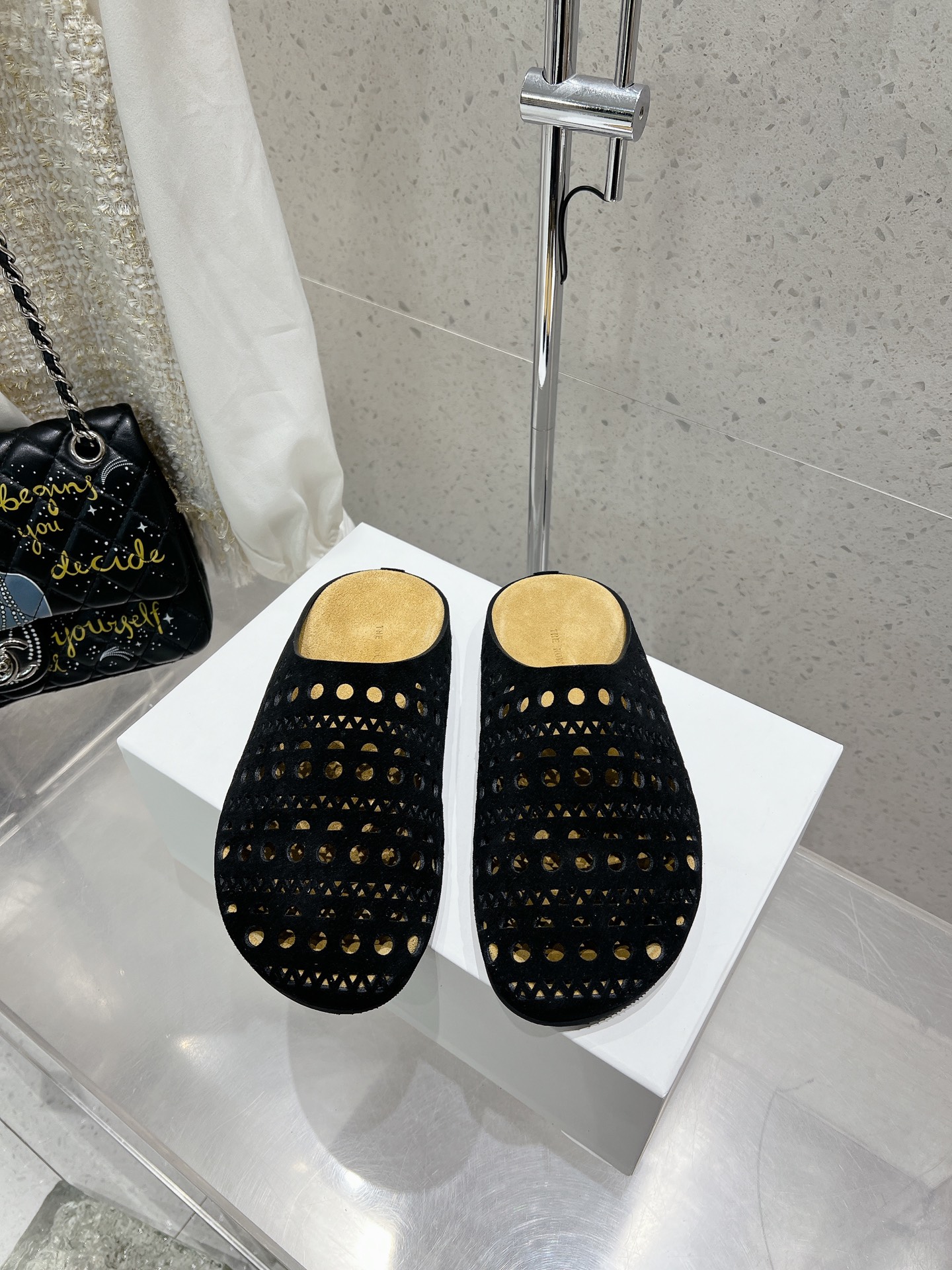 NO:410896,Top version Therow New Baotou Hollow Slippers Semi-Travel Birkent Trail Imported beef tiles fabric Inner footbed beef tiles Original open mold rubber outsole Size 35-40 (customized for 40), semi-Travel, slippers19860909顶级版本 Therow 新款包头镂空拖鞋 半拖 勃肯拖 进口牛猄面料 内里垫脚牛猄 原版开模橡胶大底 码数35-40（40定做）,半拖,slippers,Women's Shoes
