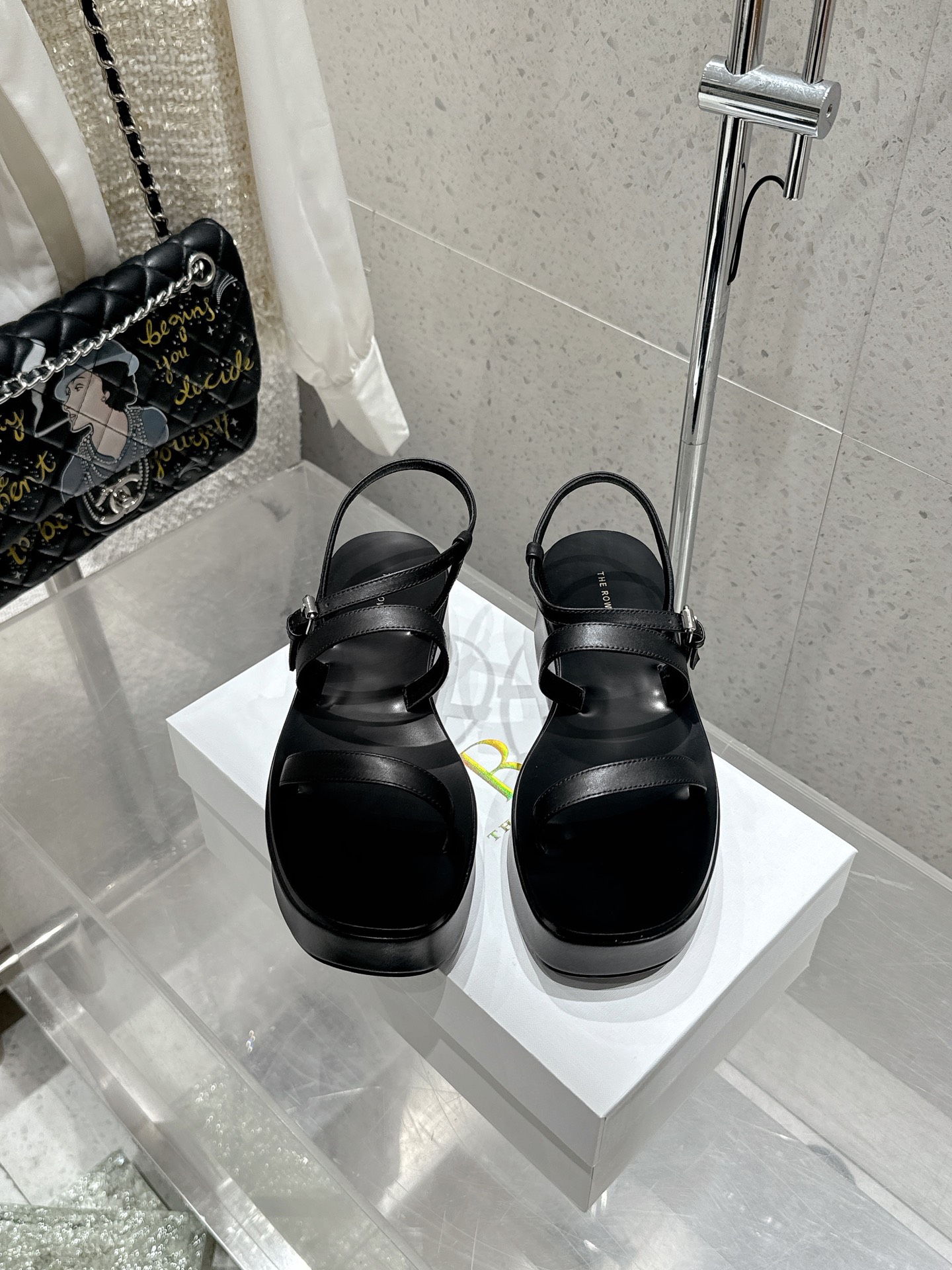 NO:410888,Top version THEROW latest thick-soled sandals. A young brand from the United States, needless to say, it is one of the most popular brands in the past two years. The spring and summer season is coming. I feel like sandals are about to explode!  Whether it is paired with jeans, linen leg pants or skirts, it can be very eye-catching!  Must buy a pair of sheepskin upper original leather outsole size 35-40 (40 no return or replacement), sandals, sandals, skirts, jeans, sheepskin, Leather soles19860909顶级版本 THEROW最新款厚底凉鞋 来自美国的年轻品牌,这不用多说,是近两年最火之一的品牌,春夏的季节就要到了 凉鞋我感觉即将要爆火！无论是配牛仔裤,亚麻腿裤还是裙子都可以很亮眼！必须入手一双.鞋面羊皮 原版真皮大底 码数 35-40（40不退不换）,凉鞋,sandals,skirts,jeans,sheepskin,Leather soles,Women's Shoes