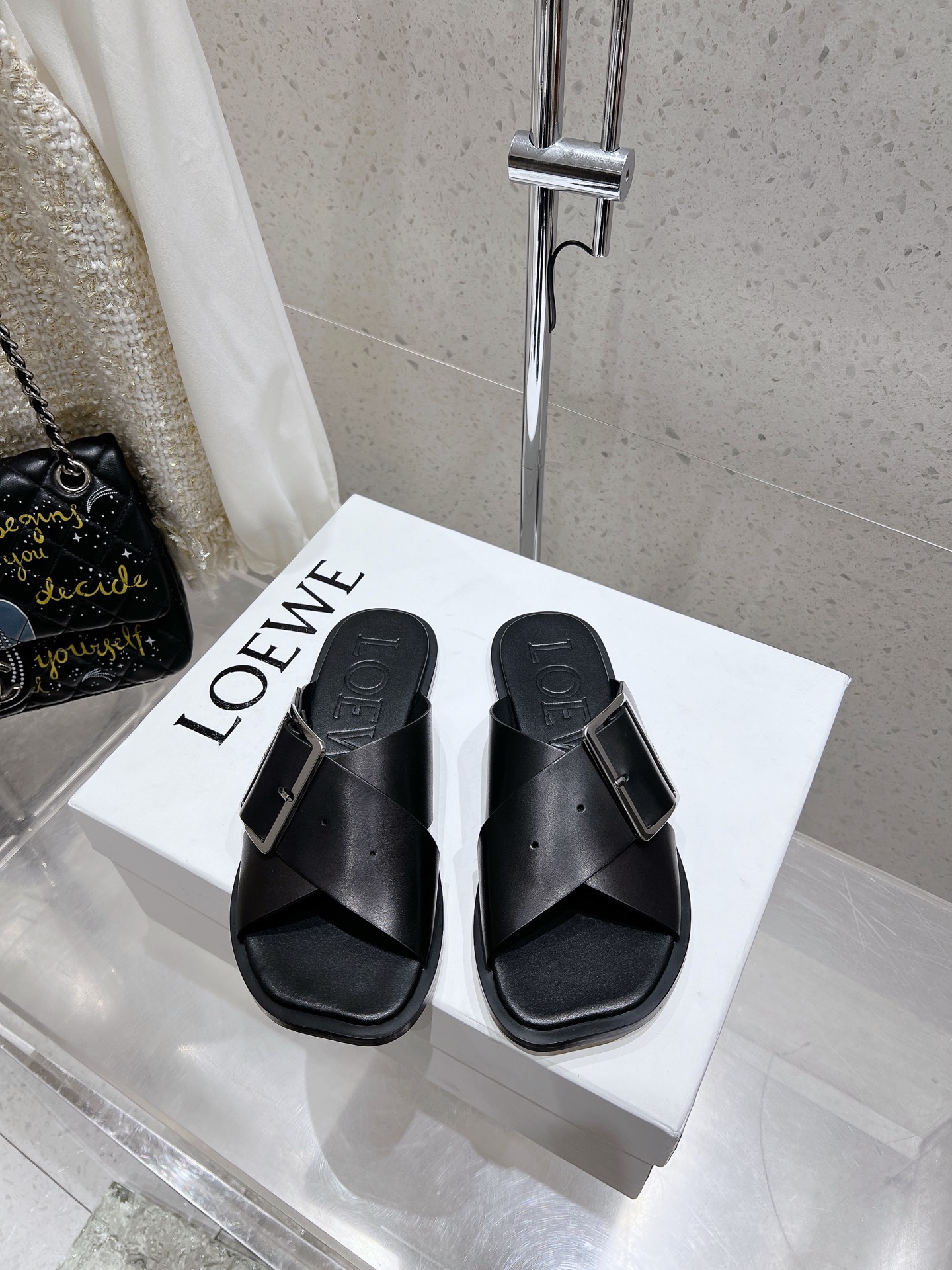 NO:441986,Purchase level LOEWE 25ss Spring and summer new products Cross square buckle Slippers Crazy grass planting simple design feels cleaner and more elegant, making you miss it. The color is also very pleasing and beautiful. The instant you put on the foot, it has a full temperament and is simply invincible and handsome. The upper is made of custom-made beaded cowhide, tiptoeing inside, sheepskin, imported Italian injection molded leather sole Size#35-39 (40 custom-made, non-refundable), slippers, loewe, loewe, slippers, cowhide, sheepskin, Leather soles19860909代购级 LOEWE 罗意威 25ss 春夏新品 交叉 方扣 拖鞋 疯狂种草简约设计感觉更干净优雅 让你念念不忘 颜色也很耐看漂亮,上脚瞬间气质十足气场,简直无敌帅气有型 鞋面采用定制开边珠牛皮 内里踮脚 羊皮 意大利进口注塑真皮大底 Size#35-39（40定制不退换）,拖鞋,loewe,loewe,slippers,cowhide,sheepskin,Leather soles,Women's Shoes