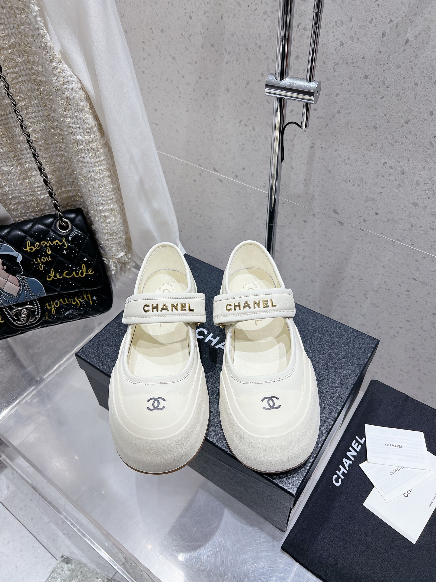 NO:441980,CHANEL Chanel Xiaoxiang classic casual Mary Jane bread shoes are completely replicated one by one. The style is super positive. The latest and fashionable design. The feet are cool and fashionable. The upper is made of cowhide material. The inner material is pure sheepskin, double-layer thickened wear-resistant and non-slip sole, and the bottom is 3.5cm thick. There are slippers with full tops!  Size 35-40 (40 custom made without return or replacement) Full set of simultaneous gift box packaging for counters!  ,marie jane,chanel,chanel,mary jane,slippers,cowhide,sheepskin19860909CHANEL 香奈儿小香经典休闲玛丽珍面包鞋完全原版一比一复刻打造 版型超级正 最新时尚的设计 上脚又酷又时髦 鞋面选用 牛皮材质.内里材质纯羊皮,双层加厚耐磨防滑大底,底厚3.5cm 有拖鞋满帮可选！ 尺码35-40（40定做不退不换） 全套专柜同步礼盒包装！,玛丽珍,chanel,chanel,mary jane,slippers,cowhide,sheepskin,Women's Shoes