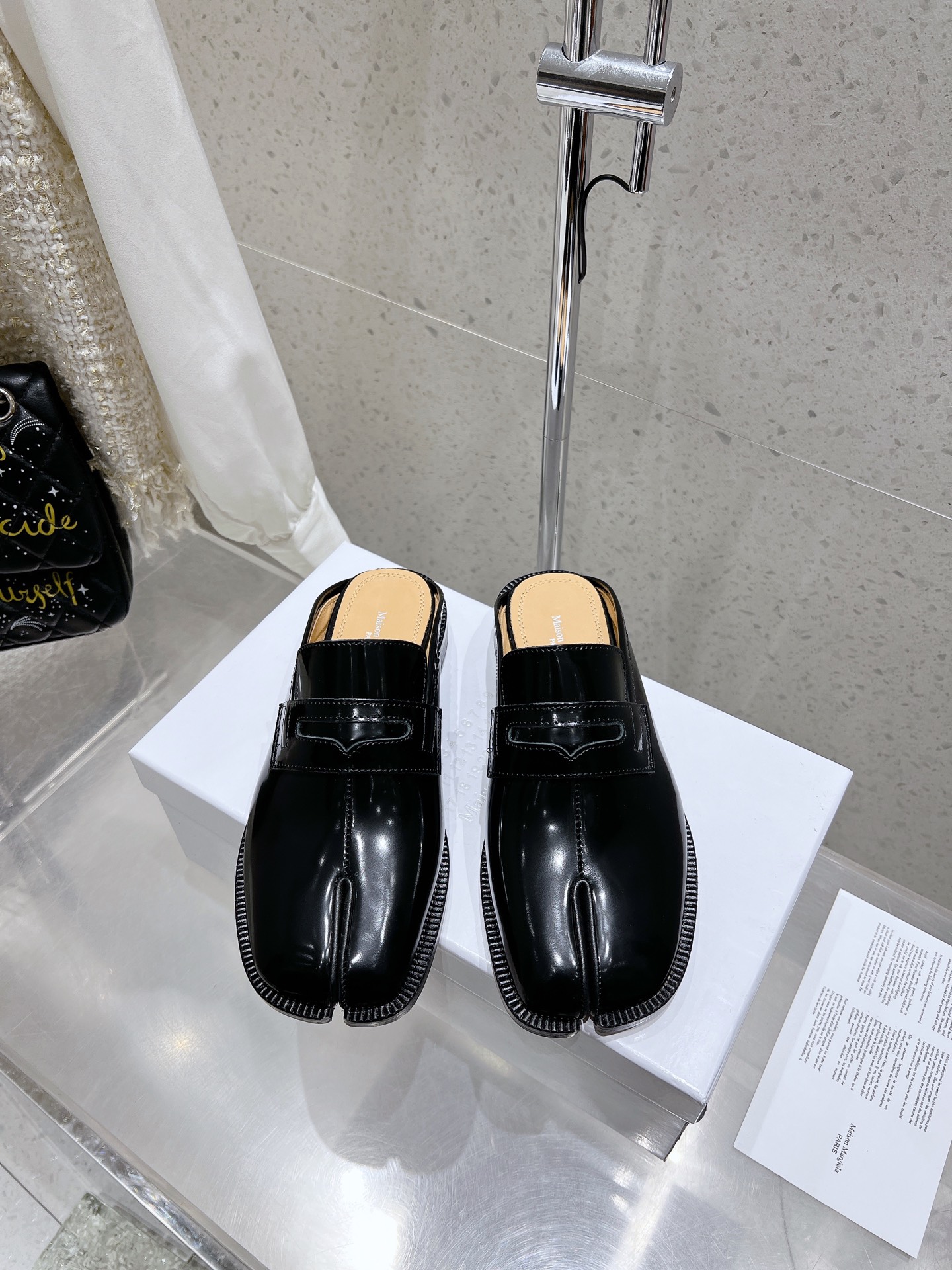 NO:441975,Maisom Margiela mm6 classic split toe and half-drag This pair of super popular items must be purchased with one pair. Items that cannot be missed. Exclusive original purchase and development. One that cannot be missed. Imported calfskin on the upper, cowhide, original leather outsole. Size 35-40 (customized for 40), semi-drag, masion margiela, masion margiela, cowhide, Leather soles19860909Maisom Margiela mm6马吉拉经典分趾半拖 这双热度超高的单品 必须人手一双入手了 不能错过的单品 炸裂了 独家原版购入开发 不能错过的一款 鞋面进口小牛皮 牛皮内里 原版真皮大底 码数35-40（40定做）,半拖,masion margiela,masion margiela,cowhide,Leather soles,Women's Shoes