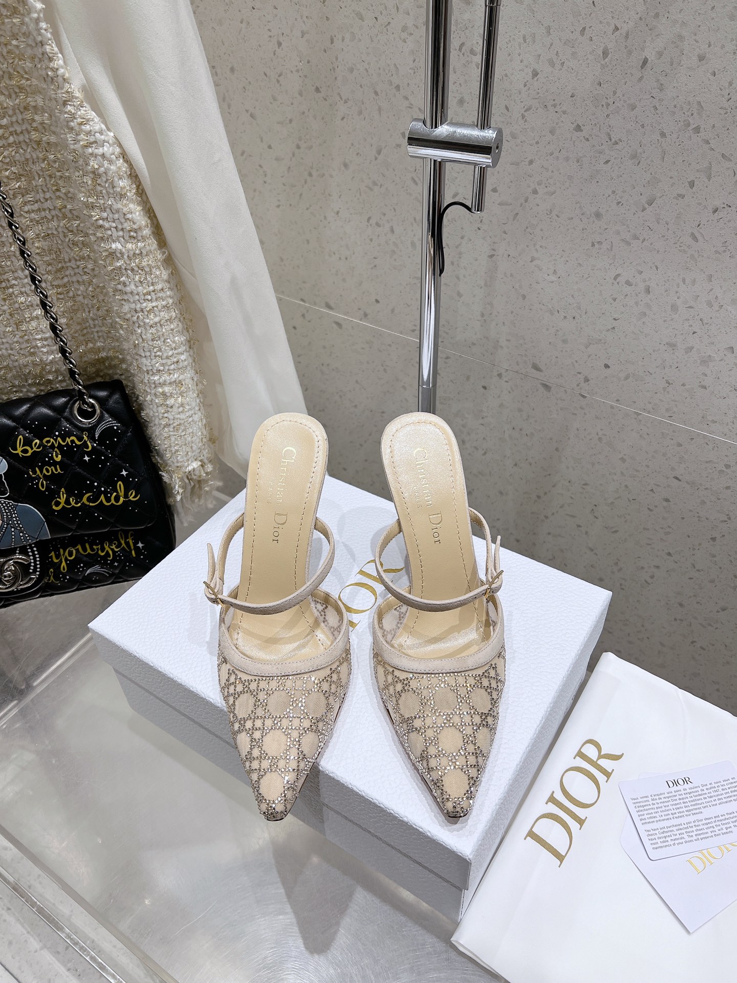 NO:441970,Purchase grade Dior 25ss Spring and Summer Show new Tribales series women's shoes CD stars same fashion pointed toe, diamonds, high heels muller sandals, sandals, single shoes Material: Original custom imported Australian diamonds/original mold mesh/imported suede Water dyed sheepskin inner footbed Italian leather outsole Two heel height: 6cm 10cm Size 35-42 (40 41 42 custom made non-return and exchange), high heels sandals, balenciaga, dior, dior, sandals, high heels, slippers, sheepskin, chamois leather, Leather soles19860909代购级 Dior 迪奥 25ss 春夏走秀新款Tribales系列女鞋 CD明星同款时尚尖头 烫钻 高跟穆勒凉拖鞋 凉鞋 单鞋 材质:原版定制进口澳钻/原版开模网纱/进口麂皮 水染羊皮内里垫脚 意大利真皮大底 两个跟高: 6cm 10cm 码数 35-42（40 41 42定做不退换),高跟鞋凉鞋,balenciaga,dior,dior,sandals,high heels,slippers,sheepskin,chamois leather,Leather soles,Women's Shoes