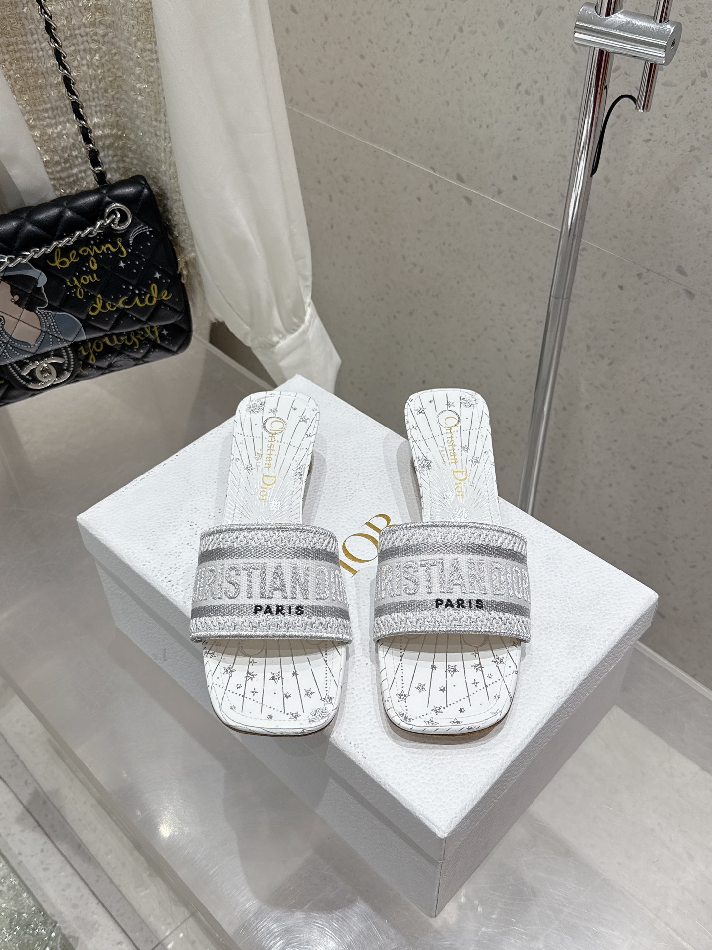 NO:441887,Top version Embroidery style Flat 250 Heel Rhinestone style Flat 270 Heel 270 Dior 2025 counter is newly released Dior embroidered letter slippers Upper embroidered with Miss Dior Graffiti pattern logo embroidered Miss Dior Allover pattern leather insole The leather sole is engraved with Christian Dior lucky star symbol size34-43 (customized for 34/40/41/42/43), slippers, dior, dior, slippers19860909顶级版本 刺绣款 平底250 中跟 水钻款 平底270 中跟270 Dior 2025专柜新出 迪奥刺绣字母拖鞋 鞋面饰以 Miss Dior Graffiti 图案标志刺绣 Miss Dior Allover 图案皮革内底 皮革鞋底镌刻有 Christian Dior 的幸运星符号 size34-43（34/40/41/42/43定做）,拖鞋,dior,dior,slippers,Women's Shoes