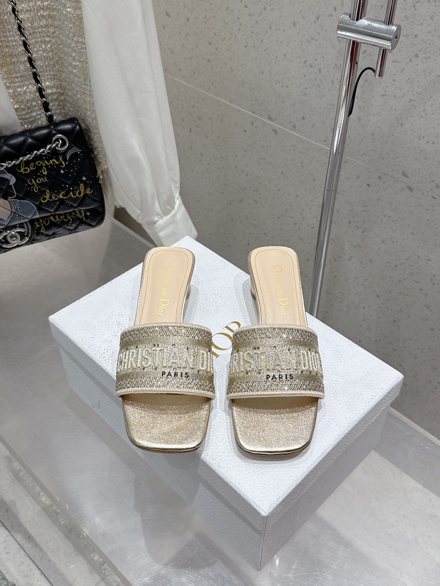 NO:441896,Top version Embroidery style Flat 250, mid-heel 260, rhinestone style Flat 300, mid-heel Dior 2025 counter is newly released Dior embroidered letter slippers Upper embroidered with Miss Dior Graffiti pattern logo embroidered with Miss Dior Allover pattern leather insole The leather sole is engraved with Christian Dior lucky star symbol size34-43 (customized for 34/40/41/42/43), slippers, dior, dior, slippers19860909顶级版本 刺绣款 平底250 中跟260 水钻款 平底 中跟 Dior 2025专柜新出 迪奥刺绣字母拖鞋 鞋面饰以 Miss Dior Graffiti 图案标志刺绣 Miss Dior Allover 图案皮革内底 皮革鞋底镌刻有 Christian Dior 的幸运星符号 size34-43（34/40/41/42/43定做）,拖鞋,dior,dior,slippers,Women's Shoes