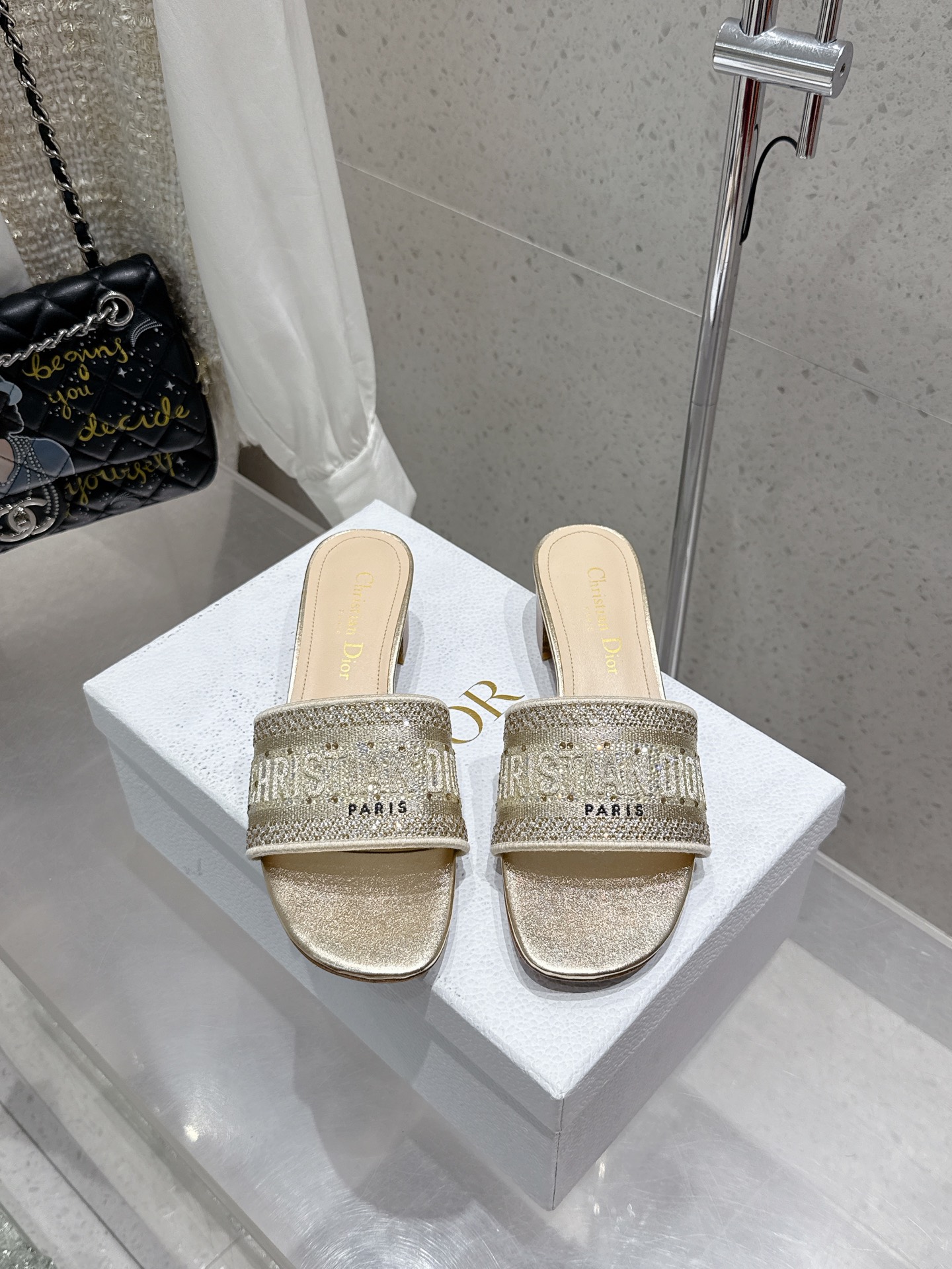 NO:441914,Top version Embroidery style Flat 250, mid-heel 260, rhinestone style Flat 300, mid-heel Dior 2025 counter is newly released Dior embroidered letter slippers Upper embroidered with Miss Dior Graffiti pattern logo embroidered with Miss Dior Allover pattern leather insole The leather sole is engraved with Christian Dior lucky star symbol size34-43 (customized for 34/40/41/42/43), slippers, dior, dior, slippers19860909顶级版本 刺绣款 平底250 中跟260 水钻款 平底 中跟 Dior 2025专柜新出 迪奥刺绣字母拖鞋 鞋面饰以 Miss Dior Graffiti 图案标志刺绣 Miss Dior Allover 图案皮革内底 皮革鞋底镌刻有 Christian Dior 的幸运星符号 size34-43（34/40/41/42/43定做）,拖鞋,dior,dior,slippers,Women's Shoes