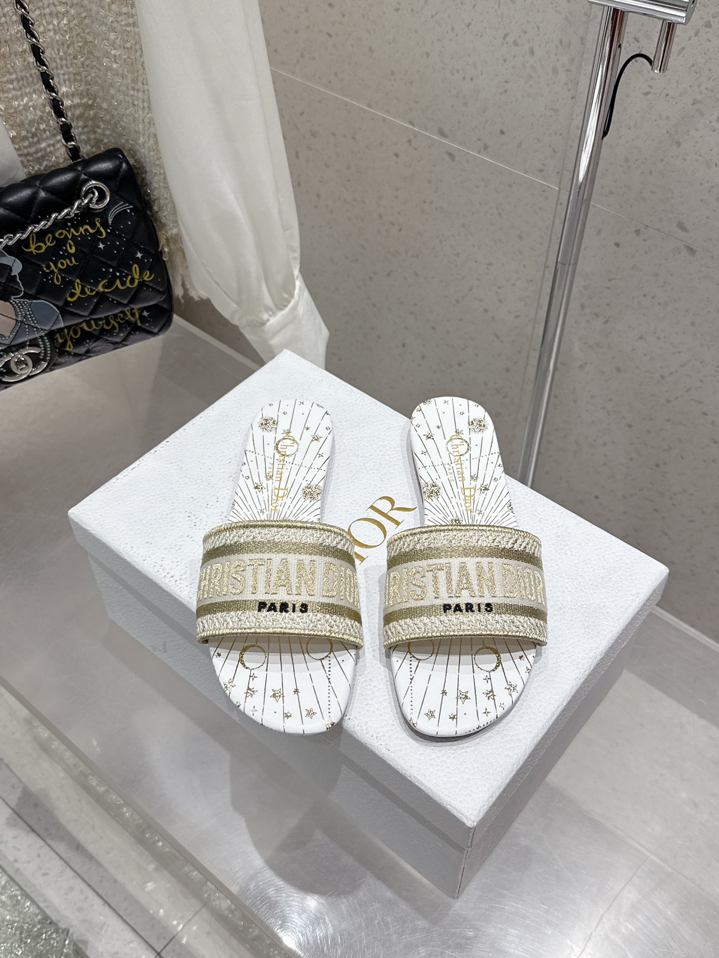 NO:441922,Top version Embroidery style Flat heel 260 rhinestone style Flat heel 270 mid-heel 270 Dior 2025 counter is newly released Dior embroidered letter slippers Upper embroidered with Miss Dior Graffiti pattern logo embroidered Miss Dior Allover pattern leather insole The leather sole is engraved with Christian Dior lucky star symbol size34-43 (customized for 34/40/41/42/43), slippers, dior, dior, slippers19860909顶级版本 刺绣款 平底 中跟260 水钻款 平底270 中跟270 Dior 2025专柜新出 迪奥刺绣字母拖鞋 鞋面饰以 Miss Dior Graffiti 图案标志刺绣 Miss Dior Allover 图案皮革内底 皮革鞋底镌刻有 Christian Dior 的幸运星符号 size34-43（34/40/41/42/43定做）,拖鞋,dior,dior,slippers,Women's Shoes