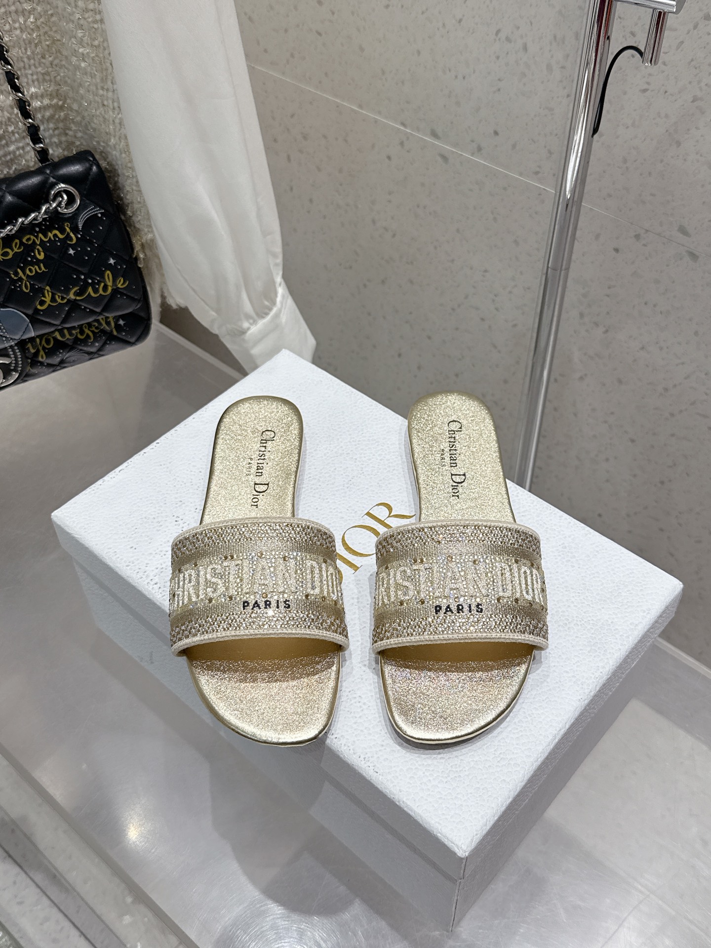 NO:441930,Top version Embroidery style Flat 250, mid-heel 260, rhinestone style Flat 300, mid-heel Dior 2025 counter is newly released Dior embroidered letter slippers Upper embroidered with Miss Dior Graffiti pattern logo embroidered with Miss Dior Allover pattern leather insole The leather sole is engraved with Christian Dior lucky star symbol size34-43 (customized for 34/40/41/42/43), slippers, dior, dior, slippers19860909顶级版本 刺绣款 平底250 中跟260 水钻款 平底 中跟 Dior 2025专柜新出 迪奥刺绣字母拖鞋 鞋面饰以 Miss Dior Graffiti 图案标志刺绣 Miss Dior Allover 图案皮革内底 皮革鞋底镌刻有 Christian Dior 的幸运星符号 size34-43（34/40/41/42/43定做）,拖鞋,dior,dior,slippers,Women's Shoes