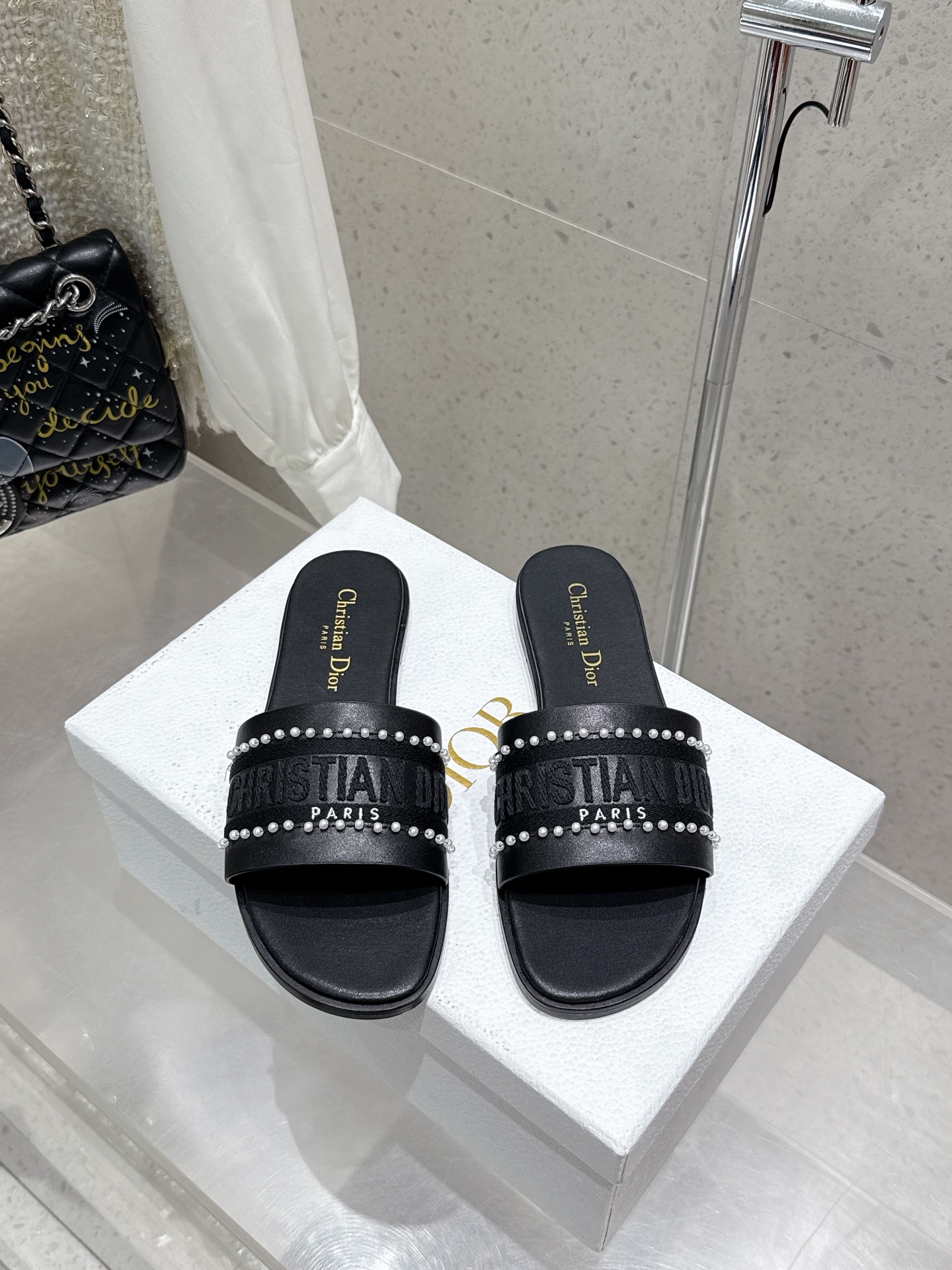 NO:441937,Top version Dior 2025 counter is newly released. Dior embroidered alphabet pearl slippers. The upper is embroidered with Miss Dior Graffiti pattern logo embroidered with Miss Dior Allover pattern leather insole. The leather sole is engraved with Christian Dior lucky star symbol size34-43 (customized by 34/40/41/42/43), slippers, dior, dior, slippers19860909顶级版本 Dior 2025专柜新出 迪奥刺绣字母珍珠拖鞋 鞋面饰以 Miss Dior Graffiti 图案标志刺绣 Miss Dior Allover 图案皮革内底 皮革鞋底镌刻有 Christian Dior 的幸运星符号 size34-43（34/40/41/42/43定做）,拖鞋,dior,dior,slippers,Women's Shoes