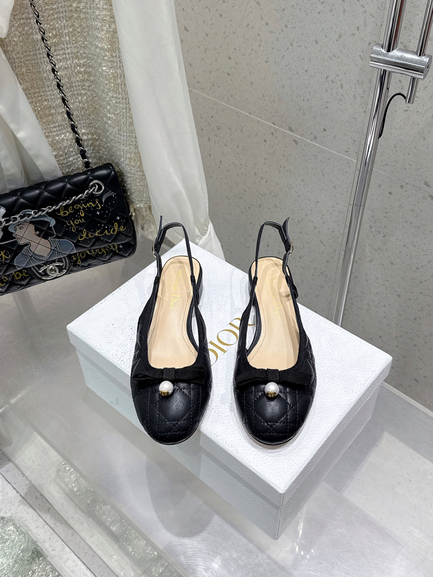 NO:441878,Top version Dior 2025 spring and summer haute couture new style Ballet iconic electric embroidered rattan plaid low heel ballerina shoes CD letter logo pearl button thick heel bow sandals material imported metal sheepskin / environmentally friendly rattan plaid thick tweed inner water dyed sheepskin inner outsole Italian leather outsole heel height 3.5CM size 34-41 (34.40.41 customization without return or replacement), sandals, dior, dior, sandals, sheepskin, Leather soles19860909顶级版本 迪奥 Dior 2025春夏高定系列新款 Ballet 标志性电绣藤格纹低跟芭蕾舞女鞋 CD字母logo珍珠扣粗跟蝴蝶结凉鞋 材质进口金属羊皮/环保藤格纹粗花呢 内里水染羊皮内里 大底意大利真皮大底 跟高3.5CM 码数34-41（34.40.41定制不退不换）,凉鞋,dior,dior,sandals,sheepskin,Leather soles,Women's Shoes