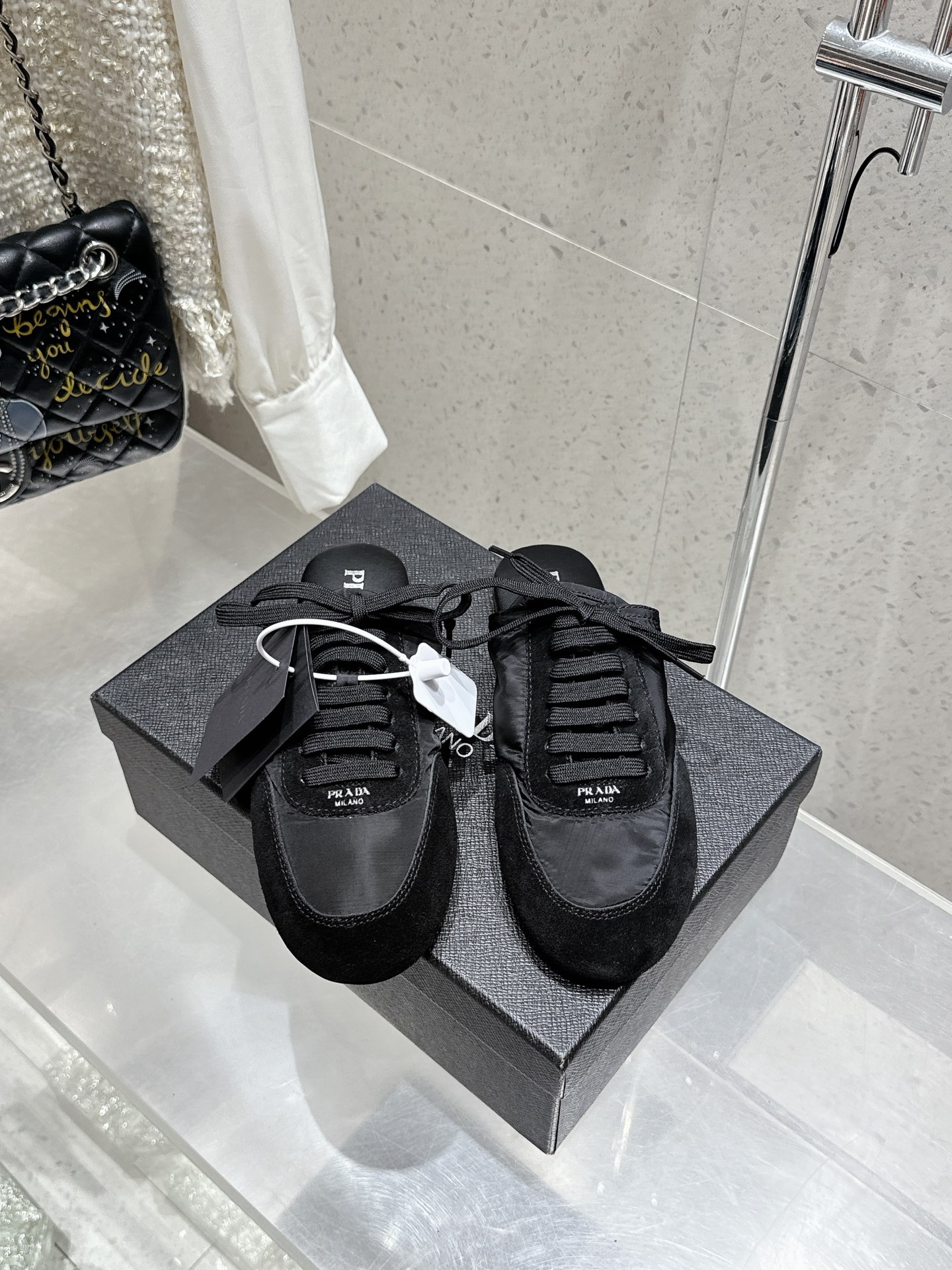 NO:441782,Prada Prada's new semi-trailed training shoes. The suede on the upper has a texture, wrapped in sheepskin inside, soft and glutinous. The insole is thickened lambskin, which is extremely comfortable to put on, supports and is wrapped well. The shoe shape is full of wrapping, light and easy to wear. A practical casual shoe that looks tall and long legs!  White is clean and refreshing, needed all year round, and can be easily controlled with skirts and pants. Upper imported suede/original molded fabric, inner sheepskin, outsole rubber sole!  Size women 35-41 (female 40 41 customized, no return or exchange), casual shoes/sports shoes semi-trailer, prada, prada, sneakers, skirts, sheepskin, chamois leather19860909代购级 Prada 普拉达新款半拖德训鞋 鞋面麂皮有肌理感,内里羊皮包裹,软软糯糯的 鞋垫加厚小羊皮,踩上去无比舒适,有支撑感,又包裹得很好的感觉 鞋型包裹感十足,轻便好穿 实用的一款休闲鞋,显高显大长腿！ 白色干净清爽,一年四季都需要,配裙子,裤子都能轻松驾驭  鞋面进口麂皮/原版开模布料 内里羊皮 大底橡胶大底！ Size女35-41（女40 41订做不退换）,休闲鞋/运动鞋半拖,prada,prada,sneakers,skirts,sheepskin,chamois leather,Women's Shoes