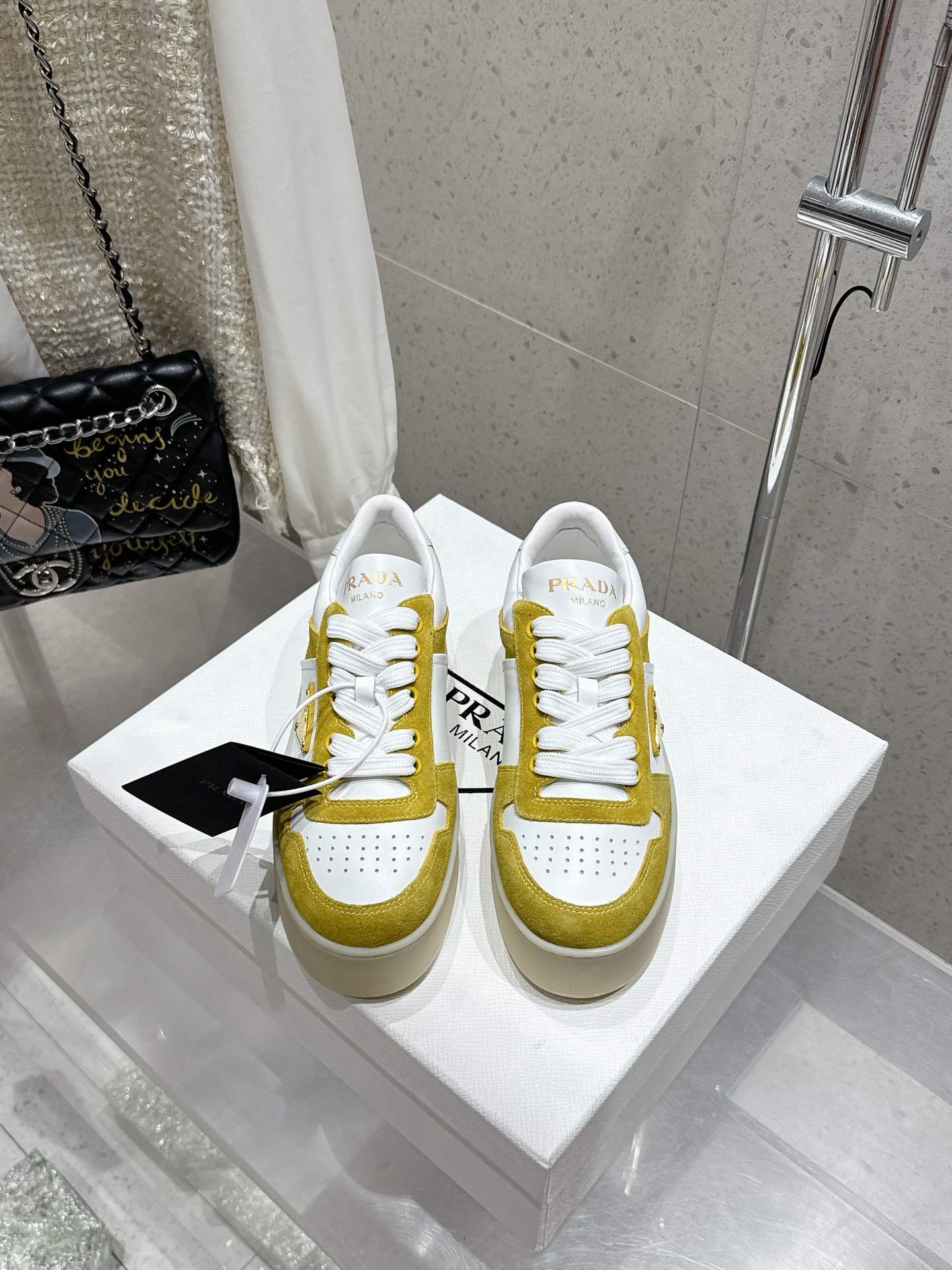 NO:441869,Top version Prada Prada Latest Downtown Bold series Thick sole Sponge shoes Triangle logo Casual shoes Sneakers White shoes Original purchase and development Made of goods Downtown Bold sports shoes draw inspiration from basketball shoes from the 1980s, with a sports style design and exquisite details. It is made of perforated leather, and the unique thick sole presents a unique and modern style. The Prada logo is interpreted through different angles, decorated with the iconic enameled triangle metal logo, showing a unique classic style. The delivery counter is exquisitely packaged Fabric: Original custom imported top layer cowhide Inner: Original imported sheepskin Outsole: Original open molded rubber outsole Sole: 4.5CM Size: Women's 35-41 (40  41 Custom made no return or exchange), casual shoes/sports shoes, prada, prada, sneakers, cowhide, sheepskin19860909顶级版 Prada普拉达 最新Downtown Bold系列 厚底  松糕鞋 三角标 休闲鞋运动鞋 小白鞋 原版购入开发 做货 Downtown Bold运动鞋从1980年代的篮球鞋汲取灵感,运动风设计搭配精致细节.采用穿孔皮革打造,个性的厚底呈现别具一格的现代风格.通过不同角度演绎Prada徽标,饰有标志性的涂珐琅三角形金属徽标,彰显别具一格的经典格调 配送专柜精美包装 面料: 原版定制进口头层牛皮 内里: 原版进口羊皮 大底: 原版开模橡胶大底 底厚: 4.5CM Size: 女款35-41（40 41定做不退不换）,休闲鞋/运动鞋,prada,prada,sneakers,cowhide,sheepskin,Women's Shoes